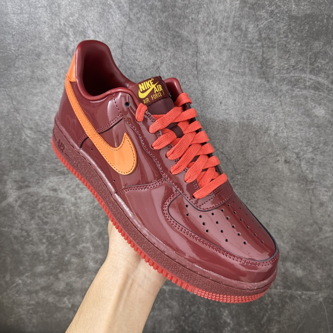 图片[3]-【SF外贸特供】NK AIR Force 1 Low 空军一号漆皮 酒红 IO4489-601 独家全新2026档案数据 原厂Sadesa D9皮料 细纹排气孔完全一致 质感非市场通货可碰瓷 全鞋零荧光线 随意冲正 全新鱼鳞纹大底 咬花纹路更加清晰 全新排版鞋头倒置五角星 五角星对比旧版老版本 间距大 星星缩小 全套官方原配件 全鞋电脑针车 工整有序 视觉效果满分 原厂拉帮手法 标准四线 密度针距针孔大小控制到位 原装反口里网布海绵 正确卡色网眼大小 新版鞋撑改用纸团代替 原厂港宝加持完美还原灵魂版型 从里到外百分百还原 内置Sole气垫 中底白色背胶 已经无限的接近公司 原厂楦头 原厂刺绣 后跟弧度完美 独家私模最大开发到48.5 尺码：35.5 36 36.5 37.5 38 38.5 39 40 40.5 41 42 42.5 43 44 44.5 45 46 47.5 48.5-选品中心