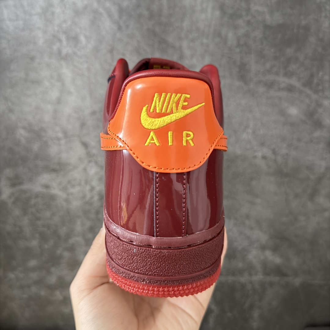 图片[4]-【SF外贸特供】NK AIR Force 1 Low 空军一号漆皮 酒红 IO4489-601 独家全新2026档案数据 原厂Sadesa D9皮料 细纹排气孔完全一致 质感非市场通货可碰瓷 全鞋零荧光线 随意冲正 全新鱼鳞纹大底 咬花纹路更加清晰 全新排版鞋头倒置五角星 五角星对比旧版老版本 间距大 星星缩小 全套官方原配件 全鞋电脑针车 工整有序 视觉效果满分 原厂拉帮手法 标准四线 密度针距针孔大小控制到位 原装反口里网布海绵 正确卡色网眼大小 新版鞋撑改用纸团代替 原厂港宝加持完美还原灵魂版型 从里到外百分百还原 内置Sole气垫 中底白色背胶 已经无限的接近公司 原厂楦头 原厂刺绣 后跟弧度完美 独家私模最大开发到48.5 尺码：35.5 36 36.5 37.5 38 38.5 39 40 40.5 41 42 42.5 43 44 44.5 45 46 47.5 48.5-选品中心
