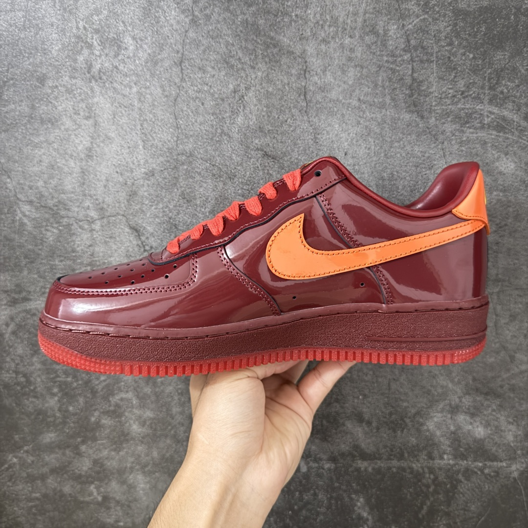 图片[2]-【SF外贸特供】NK AIR Force 1 Low 空军一号漆皮 酒红 IO4489-601 独家全新2026档案数据 原厂Sadesa D9皮料 细纹排气孔完全一致 质感非市场通货可碰瓷 全鞋零荧光线 随意冲正 全新鱼鳞纹大底 咬花纹路更加清晰 全新排版鞋头倒置五角星 五角星对比旧版老版本 间距大 星星缩小 全套官方原配件 全鞋电脑针车 工整有序 视觉效果满分 原厂拉帮手法 标准四线 密度针距针孔大小控制到位 原装反口里网布海绵 正确卡色网眼大小 新版鞋撑改用纸团代替 原厂港宝加持完美还原灵魂版型 从里到外百分百还原 内置Sole气垫 中底白色背胶 已经无限的接近公司 原厂楦头 原厂刺绣 后跟弧度完美 独家私模最大开发到48.5 尺码：35.5 36 36.5 37.5 38 38.5 39 40 40.5 41 42 42.5 43 44 44.5 45 46 47.5 48.5-选品中心