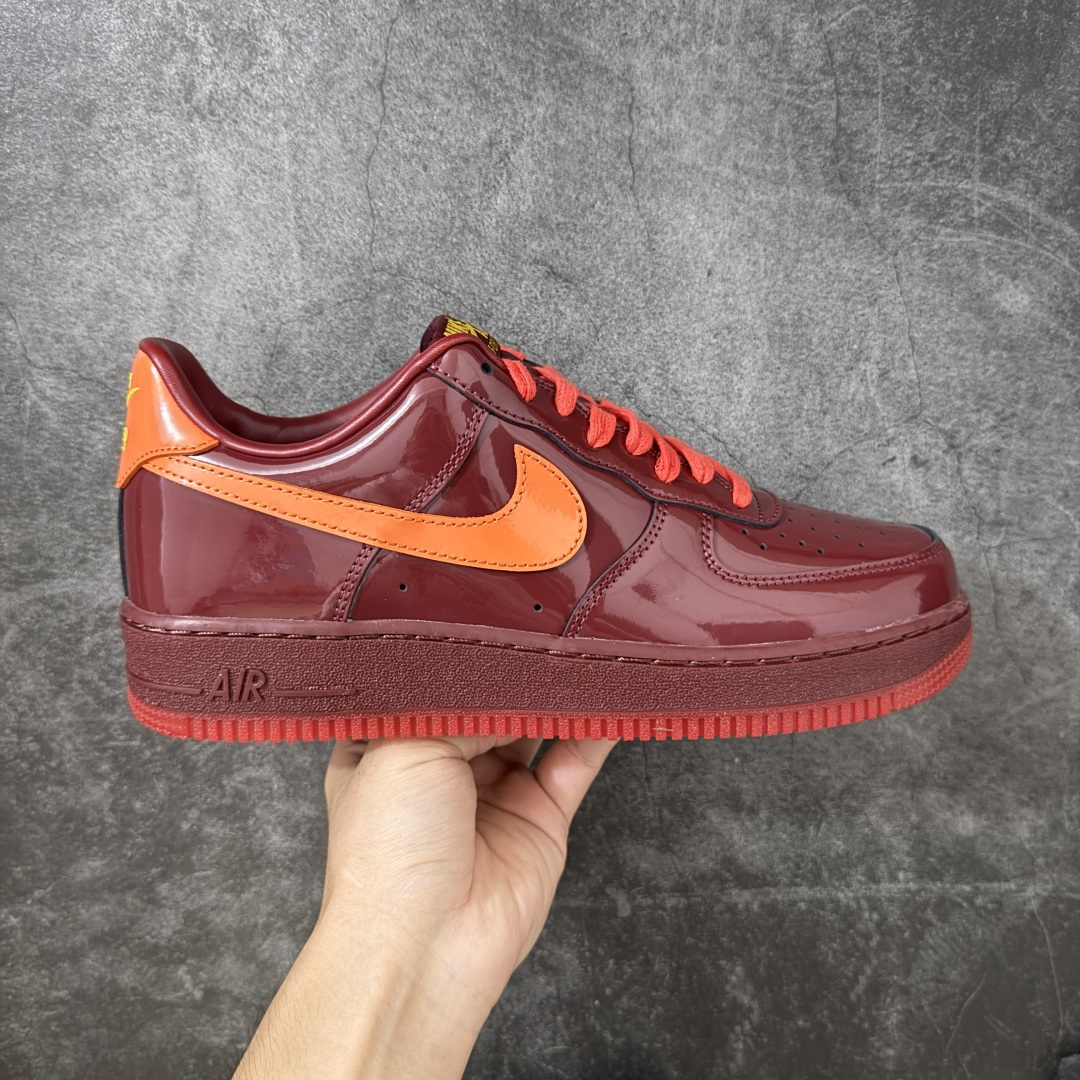 【SF外贸特供】NK AIR Force 1 Low 空军一号漆皮 酒红 IO4489-601 独家全新2026档案数据 原厂Sadesa D9皮料 细纹排气孔完全一致 质感非市场通货可碰瓷 全鞋零荧光线 随意冲正 全新鱼鳞纹大底 咬花纹路更加清晰 全新排版鞋头倒置五角星 五角星对比旧版老版本 间距大 星星缩小 全套官方原配件 全鞋电脑针车 工整有序 视觉效果满分 原厂拉帮手法 标准四线 密度针距针孔大小控制到位 原装反口里网布海绵 正确卡色网眼大小 新版鞋撑改用纸团代替 原厂港宝加持完美还原灵魂版型 从里到外百分百还原 内置Sole气垫 中底白色背胶 已经无限的接近公司 原厂楦头 原厂刺绣 后跟弧度完美 独家私模最大开发到48.5 尺码：35.5 36 36.5 37.5 38 38.5 39 40 40.5 41 42 42.5 43 44 44.5 45 46 47.5 48.5-选品中心