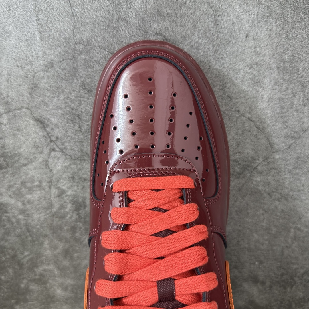 图片[5]-【SF外贸特供】NK AIR Force 1 Low 空军一号漆皮 酒红 IO4489-601 独家全新2026档案数据 原厂Sadesa D9皮料 细纹排气孔完全一致 质感非市场通货可碰瓷 全鞋零荧光线 随意冲正 全新鱼鳞纹大底 咬花纹路更加清晰 全新排版鞋头倒置五角星 五角星对比旧版老版本 间距大 星星缩小 全套官方原配件 全鞋电脑针车 工整有序 视觉效果满分 原厂拉帮手法 标准四线 密度针距针孔大小控制到位 原装反口里网布海绵 正确卡色网眼大小 新版鞋撑改用纸团代替 原厂港宝加持完美还原灵魂版型 从里到外百分百还原 内置Sole气垫 中底白色背胶 已经无限的接近公司 原厂楦头 原厂刺绣 后跟弧度完美 独家私模最大开发到48.5 尺码：35.5 36 36.5 37.5 38 38.5 39 40 40.5 41 42 42.5 43 44 44.5 45 46 47.5 48.5-选品中心