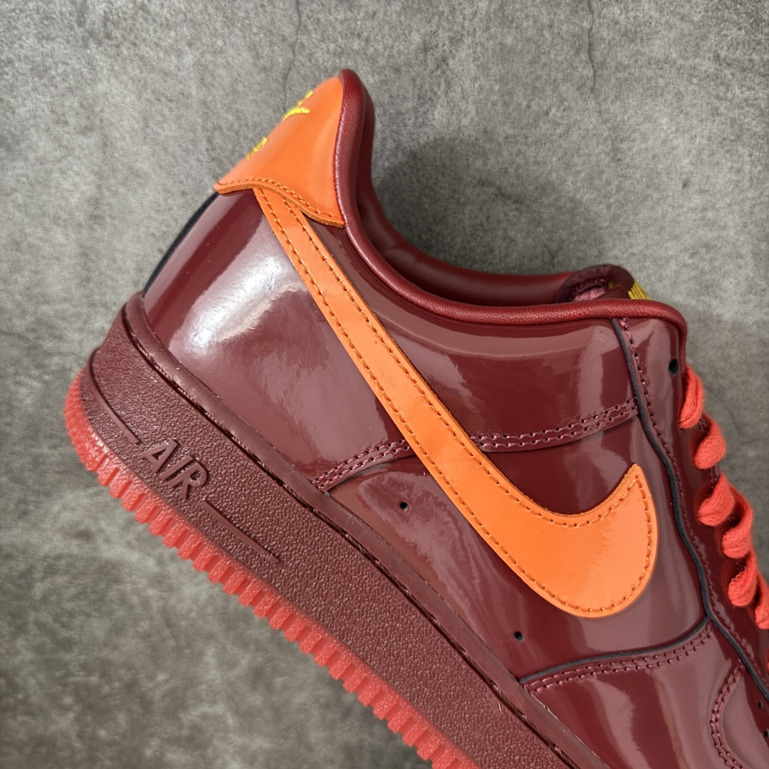 图片[7]-【SF外贸特供】NK AIR Force 1 Low 空军一号漆皮 酒红 IO4489-601 独家全新2026档案数据 原厂Sadesa D9皮料 细纹排气孔完全一致 质感非市场通货可碰瓷 全鞋零荧光线 随意冲正 全新鱼鳞纹大底 咬花纹路更加清晰 全新排版鞋头倒置五角星 五角星对比旧版老版本 间距大 星星缩小 全套官方原配件 全鞋电脑针车 工整有序 视觉效果满分 原厂拉帮手法 标准四线 密度针距针孔大小控制到位 原装反口里网布海绵 正确卡色网眼大小 新版鞋撑改用纸团代替 原厂港宝加持完美还原灵魂版型 从里到外百分百还原 内置Sole气垫 中底白色背胶 已经无限的接近公司 原厂楦头 原厂刺绣 后跟弧度完美 独家私模最大开发到48.5 尺码：35.5 36 36.5 37.5 38 38.5 39 40 40.5 41 42 42.5 43 44 44.5 45 46 47.5 48.5-选品中心