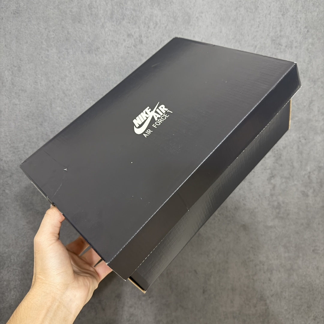 图片[12]-【SF外贸特供】NK AIR Force 1 Low 空军一号漆皮 酒红 IO4489-601 独家全新2026档案数据 原厂Sadesa D9皮料 细纹排气孔完全一致 质感非市场通货可碰瓷 全鞋零荧光线 随意冲正 全新鱼鳞纹大底 咬花纹路更加清晰 全新排版鞋头倒置五角星 五角星对比旧版老版本 间距大 星星缩小 全套官方原配件 全鞋电脑针车 工整有序 视觉效果满分 原厂拉帮手法 标准四线 密度针距针孔大小控制到位 原装反口里网布海绵 正确卡色网眼大小 新版鞋撑改用纸团代替 原厂港宝加持完美还原灵魂版型 从里到外百分百还原 内置Sole气垫 中底白色背胶 已经无限的接近公司 原厂楦头 原厂刺绣 后跟弧度完美 独家私模最大开发到48.5 尺码：35.5 36 36.5 37.5 38 38.5 39 40 40.5 41 42 42.5 43 44 44.5 45 46 47.5 48.5-选品中心