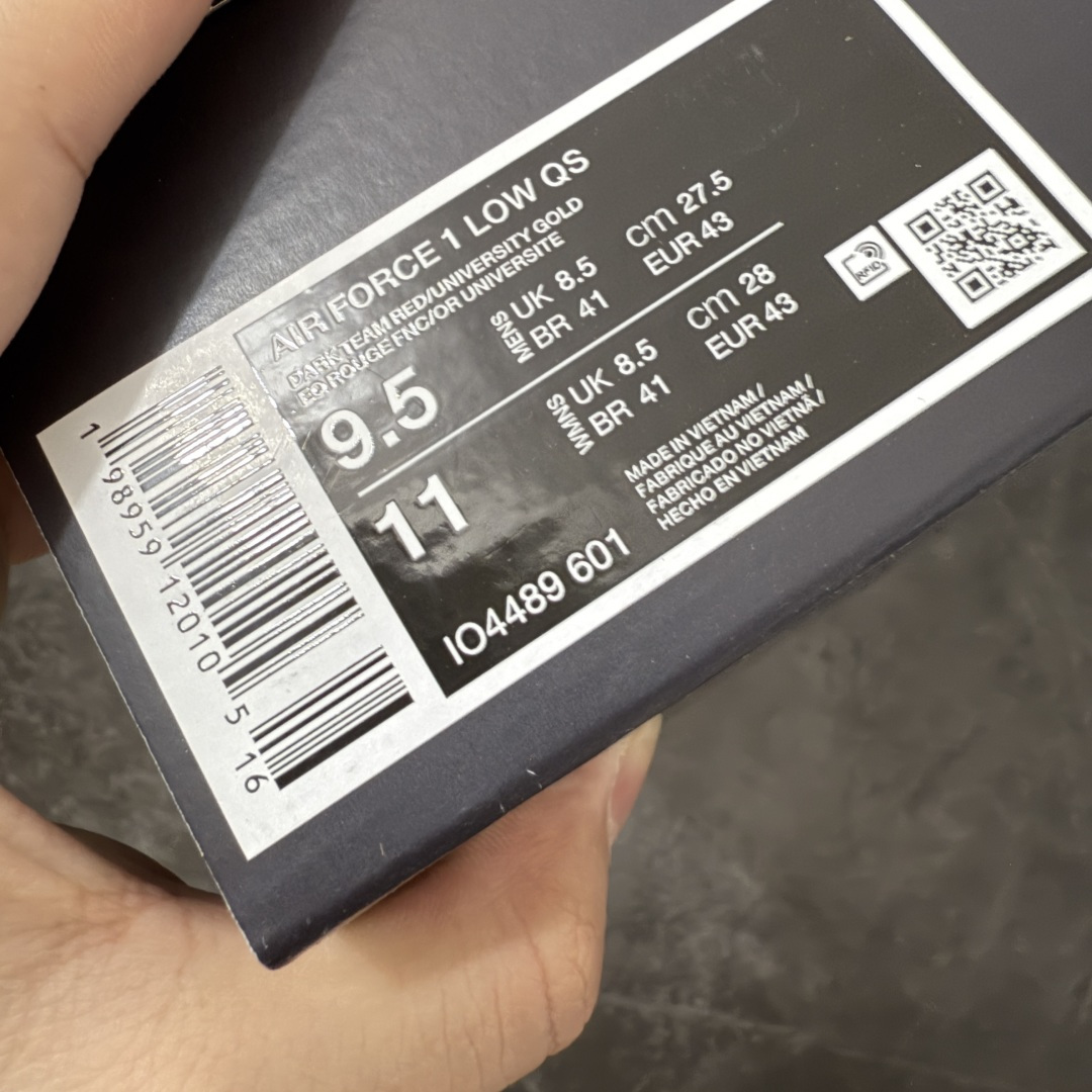 图片[11]-【SF外贸特供】NK AIR Force 1 Low 空军一号漆皮 酒红 IO4489-601 独家全新2026档案数据 原厂Sadesa D9皮料 细纹排气孔完全一致 质感非市场通货可碰瓷 全鞋零荧光线 随意冲正 全新鱼鳞纹大底 咬花纹路更加清晰 全新排版鞋头倒置五角星 五角星对比旧版老版本 间距大 星星缩小 全套官方原配件 全鞋电脑针车 工整有序 视觉效果满分 原厂拉帮手法 标准四线 密度针距针孔大小控制到位 原装反口里网布海绵 正确卡色网眼大小 新版鞋撑改用纸团代替 原厂港宝加持完美还原灵魂版型 从里到外百分百还原 内置Sole气垫 中底白色背胶 已经无限的接近公司 原厂楦头 原厂刺绣 后跟弧度完美 独家私模最大开发到48.5 尺码：35.5 36 36.5 37.5 38 38.5 39 40 40.5 41 42 42.5 43 44 44.5 45 46 47.5 48.5-选品中心