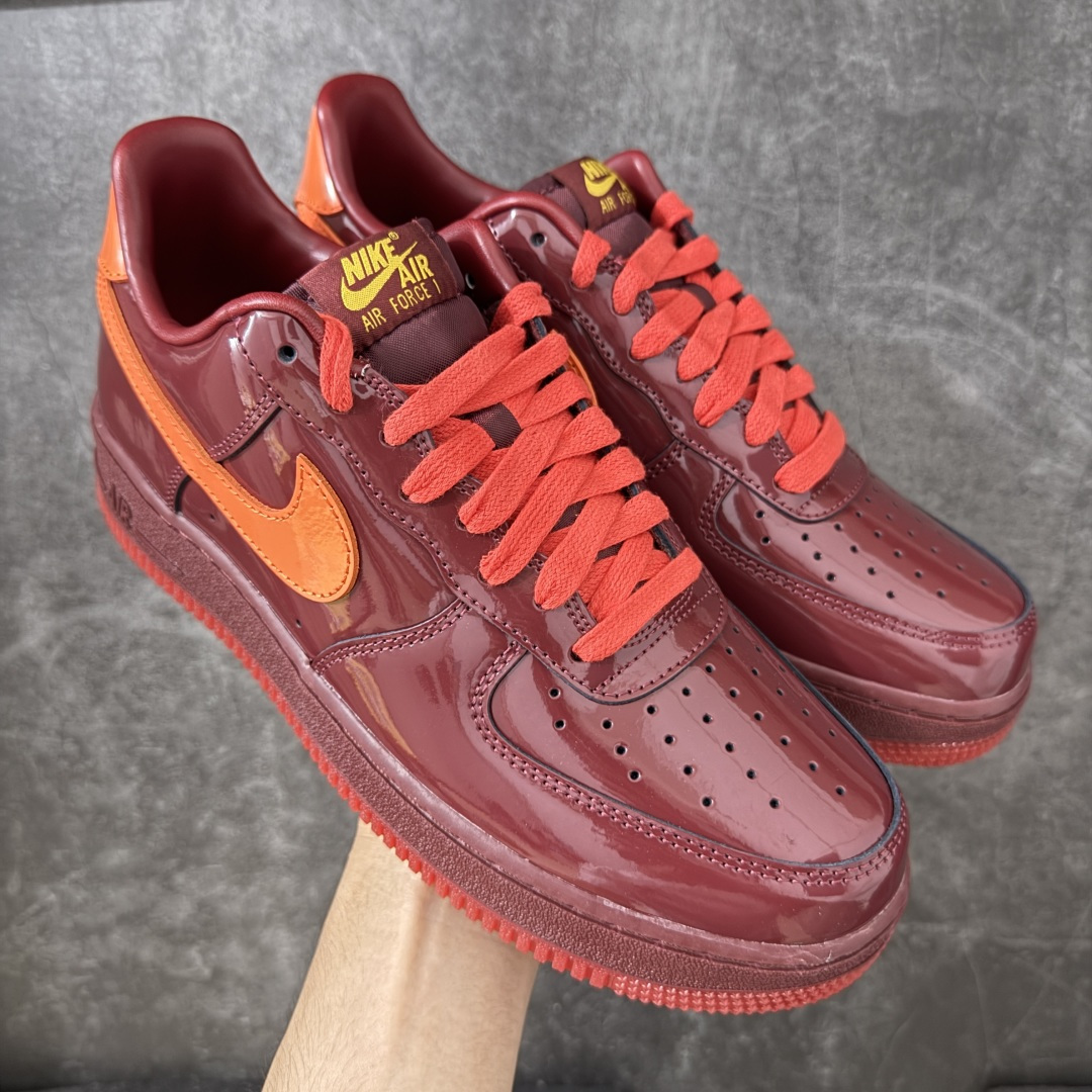 【SF外贸特供】NK AIR Force 1 Low 空军一号漆皮 酒红 IO4489-601 独家全新2026档案数据 原厂Sadesa D9皮料 细纹排气孔完全一致 质感非市场通货可碰瓷 全鞋零荧光线 随意冲正 全新鱼鳞纹大底 咬花纹路更加清晰 全新排版鞋头倒置五角星 五角星对比旧版老版本 间距大 星星缩小 全套官方原配件 全鞋电脑针车 工整有序 视觉效果满分 原厂拉帮手法 标准四线 密度针距针孔大小控制到位 原装反口里网布海绵 正确卡色网眼大小 新版鞋撑改用纸团代替 原厂港宝加持完美还原灵魂版型 从里到外百分百还原 内置Sole气垫 中底白色背胶 已经无限的接近公司 原厂楦头 原厂刺绣 后跟弧度完美 独家私模最大开发到48.5 尺码：35.5 36 36.5 37.5 38 38.5 39 40 40.5 41 42 42.5 43 44 44.5 45 46 47.5 48.5-选品中心