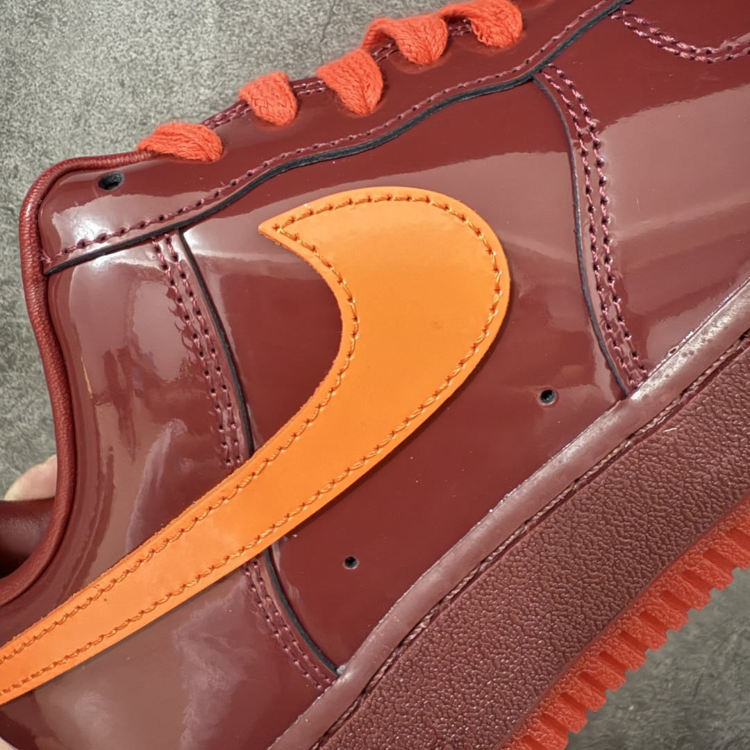 图片[4]-【SF外贸特供】NK AIR Force 1 Low 空军一号漆皮 酒红 IO4489-601 独家全新2026档案数据 原厂Sadesa D9皮料 细纹排气孔完全一致 质感非市场通货可碰瓷 全鞋零荧光线 随意冲正 全新鱼鳞纹大底 咬花纹路更加清晰 全新排版鞋头倒置五角星 五角星对比旧版老版本 间距大 星星缩小 全套官方原配件 全鞋电脑针车 工整有序 视觉效果满分 原厂拉帮手法 标准四线 密度针距针孔大小控制到位 原装反口里网布海绵 正确卡色网眼大小 新版鞋撑改用纸团代替 原厂港宝加持完美还原灵魂版型 从里到外百分百还原 内置Sole气垫 中底白色背胶 已经无限的接近公司 原厂楦头 原厂刺绣 后跟弧度完美 独家私模最大开发到48.5 尺码：35.5 36 36.5 37.5 38 38.5 39 40 40.5 41 42 42.5 43 44 44.5 45 46 47.5 48.5-选品中心