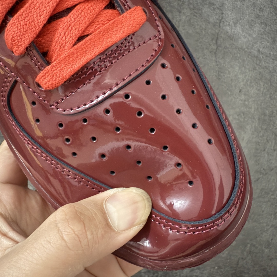 图片[5]-【SF外贸特供】NK AIR Force 1 Low 空军一号漆皮 酒红 IO4489-601 独家全新2026档案数据 原厂Sadesa D9皮料 细纹排气孔完全一致 质感非市场通货可碰瓷 全鞋零荧光线 随意冲正 全新鱼鳞纹大底 咬花纹路更加清晰 全新排版鞋头倒置五角星 五角星对比旧版老版本 间距大 星星缩小 全套官方原配件 全鞋电脑针车 工整有序 视觉效果满分 原厂拉帮手法 标准四线 密度针距针孔大小控制到位 原装反口里网布海绵 正确卡色网眼大小 新版鞋撑改用纸团代替 原厂港宝加持完美还原灵魂版型 从里到外百分百还原 内置Sole气垫 中底白色背胶 已经无限的接近公司 原厂楦头 原厂刺绣 后跟弧度完美 独家私模最大开发到48.5 尺码：35.5 36 36.5 37.5 38 38.5 39 40 40.5 41 42 42.5 43 44 44.5 45 46 47.5 48.5-选品中心