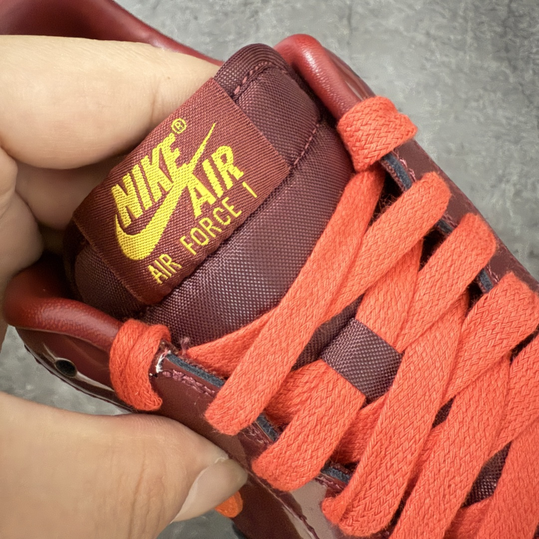 图片[6]-【SF外贸特供】NK AIR Force 1 Low 空军一号漆皮 酒红 IO4489-601 独家全新2026档案数据 原厂Sadesa D9皮料 细纹排气孔完全一致 质感非市场通货可碰瓷 全鞋零荧光线 随意冲正 全新鱼鳞纹大底 咬花纹路更加清晰 全新排版鞋头倒置五角星 五角星对比旧版老版本 间距大 星星缩小 全套官方原配件 全鞋电脑针车 工整有序 视觉效果满分 原厂拉帮手法 标准四线 密度针距针孔大小控制到位 原装反口里网布海绵 正确卡色网眼大小 新版鞋撑改用纸团代替 原厂港宝加持完美还原灵魂版型 从里到外百分百还原 内置Sole气垫 中底白色背胶 已经无限的接近公司 原厂楦头 原厂刺绣 后跟弧度完美 独家私模最大开发到48.5 尺码：35.5 36 36.5 37.5 38 38.5 39 40 40.5 41 42 42.5 43 44 44.5 45 46 47.5 48.5-选品中心