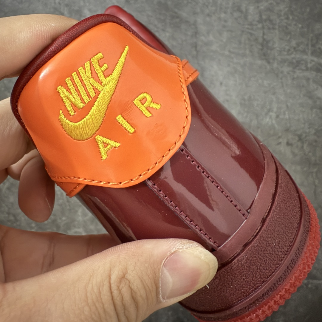 图片[2]-【SF外贸特供】NK AIR Force 1 Low 空军一号漆皮 酒红 IO4489-601 独家全新2026档案数据 原厂Sadesa D9皮料 细纹排气孔完全一致 质感非市场通货可碰瓷 全鞋零荧光线 随意冲正 全新鱼鳞纹大底 咬花纹路更加清晰 全新排版鞋头倒置五角星 五角星对比旧版老版本 间距大 星星缩小 全套官方原配件 全鞋电脑针车 工整有序 视觉效果满分 原厂拉帮手法 标准四线 密度针距针孔大小控制到位 原装反口里网布海绵 正确卡色网眼大小 新版鞋撑改用纸团代替 原厂港宝加持完美还原灵魂版型 从里到外百分百还原 内置Sole气垫 中底白色背胶 已经无限的接近公司 原厂楦头 原厂刺绣 后跟弧度完美 独家私模最大开发到48.5 尺码：35.5 36 36.5 37.5 38 38.5 39 40 40.5 41 42 42.5 43 44 44.5 45 46 47.5 48.5-选品中心