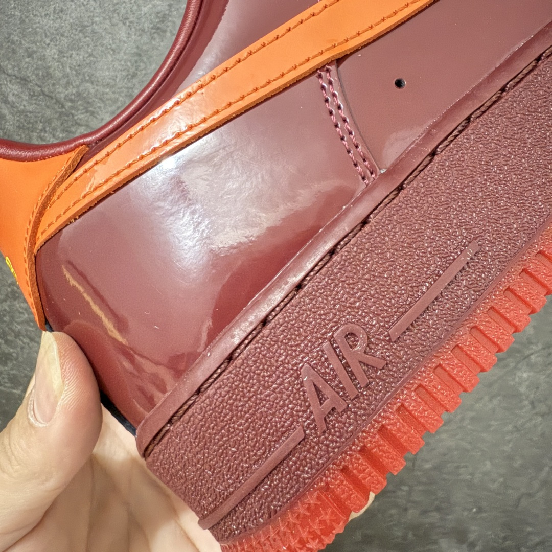 图片[3]-【SF外贸特供】NK AIR Force 1 Low 空军一号漆皮 酒红 IO4489-601 独家全新2026档案数据 原厂Sadesa D9皮料 细纹排气孔完全一致 质感非市场通货可碰瓷 全鞋零荧光线 随意冲正 全新鱼鳞纹大底 咬花纹路更加清晰 全新排版鞋头倒置五角星 五角星对比旧版老版本 间距大 星星缩小 全套官方原配件 全鞋电脑针车 工整有序 视觉效果满分 原厂拉帮手法 标准四线 密度针距针孔大小控制到位 原装反口里网布海绵 正确卡色网眼大小 新版鞋撑改用纸团代替 原厂港宝加持完美还原灵魂版型 从里到外百分百还原 内置Sole气垫 中底白色背胶 已经无限的接近公司 原厂楦头 原厂刺绣 后跟弧度完美 独家私模最大开发到48.5 尺码：35.5 36 36.5 37.5 38 38.5 39 40 40.5 41 42 42.5 43 44 44.5 45 46 47.5 48.5-选品中心