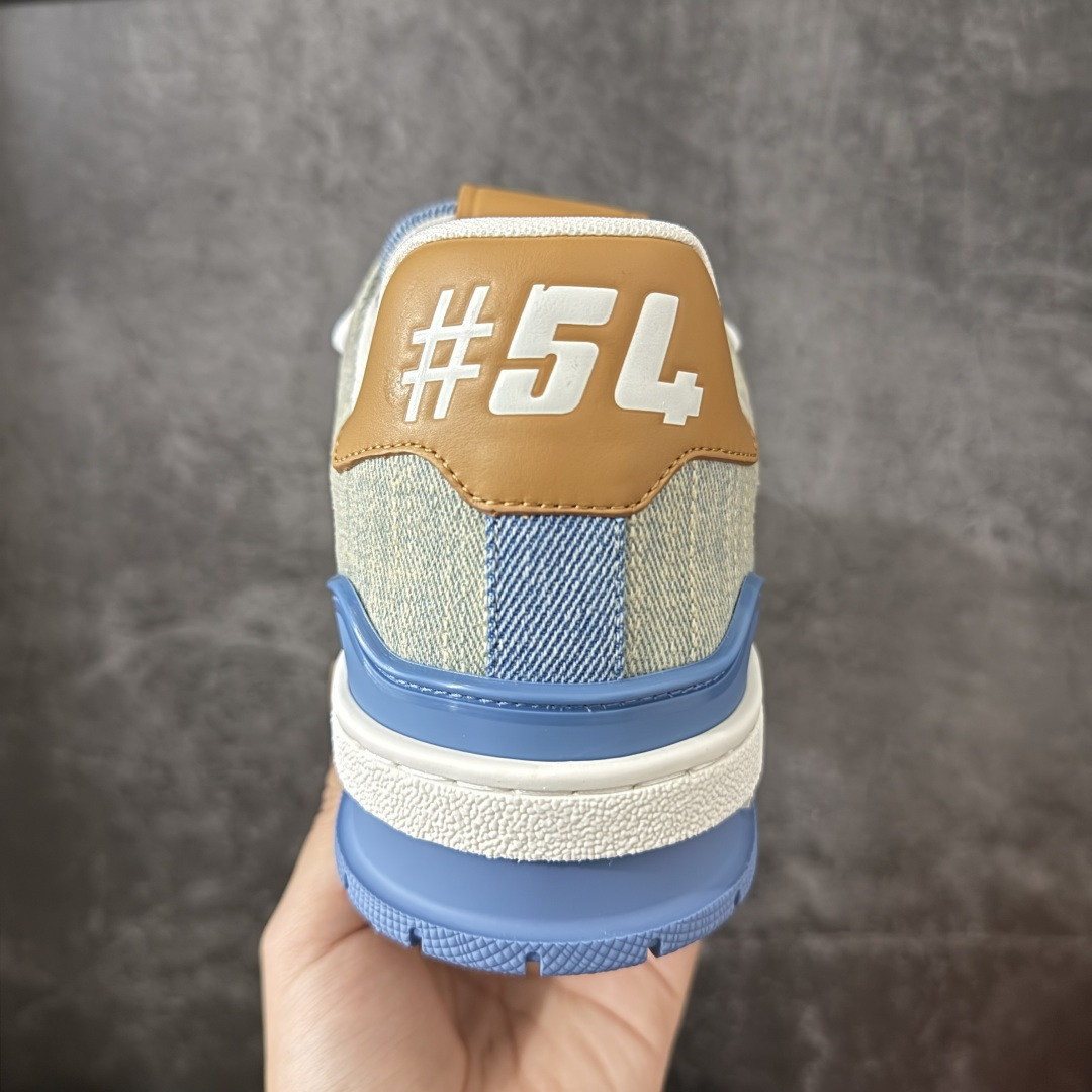 图片[4]-【佛山顶级超A版】Louis Vuitton LV Trainer系列 蓝牛仔 仓库现货 当天可取 私人订单 专柜混卖零售专供 所有配色均为购买原版复刻 整体版型 皮料 市场独一无二 后跟版型都可以自行对比[机智]吊打市场所有货 怒甩十条街，欢迎拿市场各大工厂的货来对比！ 鞋舌烫金超正 压印程度秒杀市面90%以上的高端货 新配色陆续开发出货 尺码：39-46-选品中心
