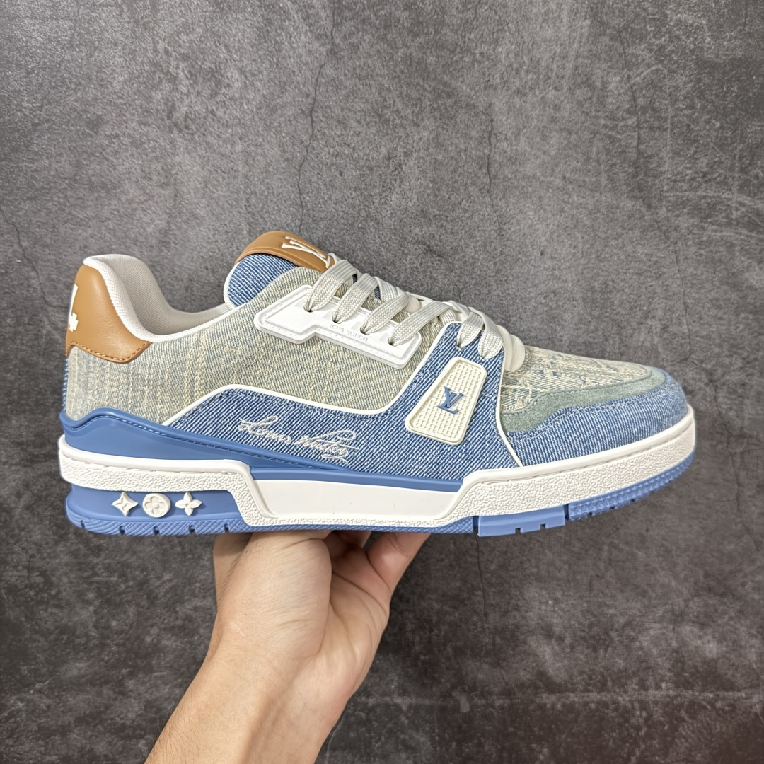 【佛山顶级超A版】Louis Vuitton LV Trainer系列 蓝牛仔 仓库现货 当天可取 私人订单 专柜混卖零售专供 所有配色均为购买原版复刻 整体版型 皮料 市场独一无二 后跟版型都可以自行对比[机智]吊打市场所有货 怒甩十条街，欢迎拿市场各大工厂的货来对比！ 鞋舌烫金超正 压印程度秒杀市面90%以上的高端货 新配色陆续开发出货 尺码：39-46-选品中心