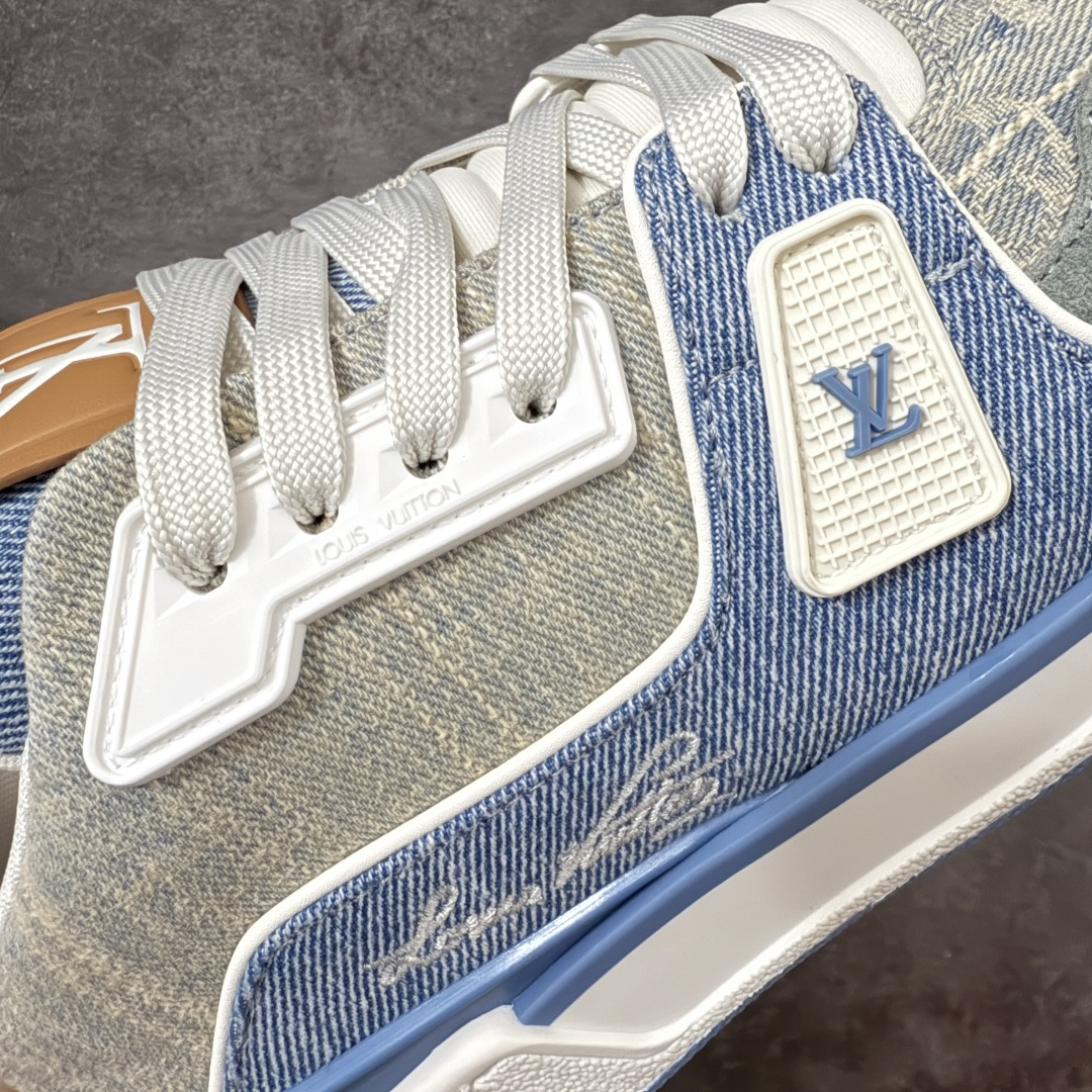 图片[4]-【佛山顶级超A版】Louis Vuitton LV Trainer系列 蓝牛仔 仓库现货 当天可取 私人订单 专柜混卖零售专供 所有配色均为购买原版复刻 整体版型 皮料 市场独一无二 后跟版型都可以自行对比[机智]吊打市场所有货 怒甩十条街，欢迎拿市场各大工厂的货来对比！ 鞋舌烫金超正 压印程度秒杀市面90%以上的高端货 新配色陆续开发出货 尺码：39-46-选品中心