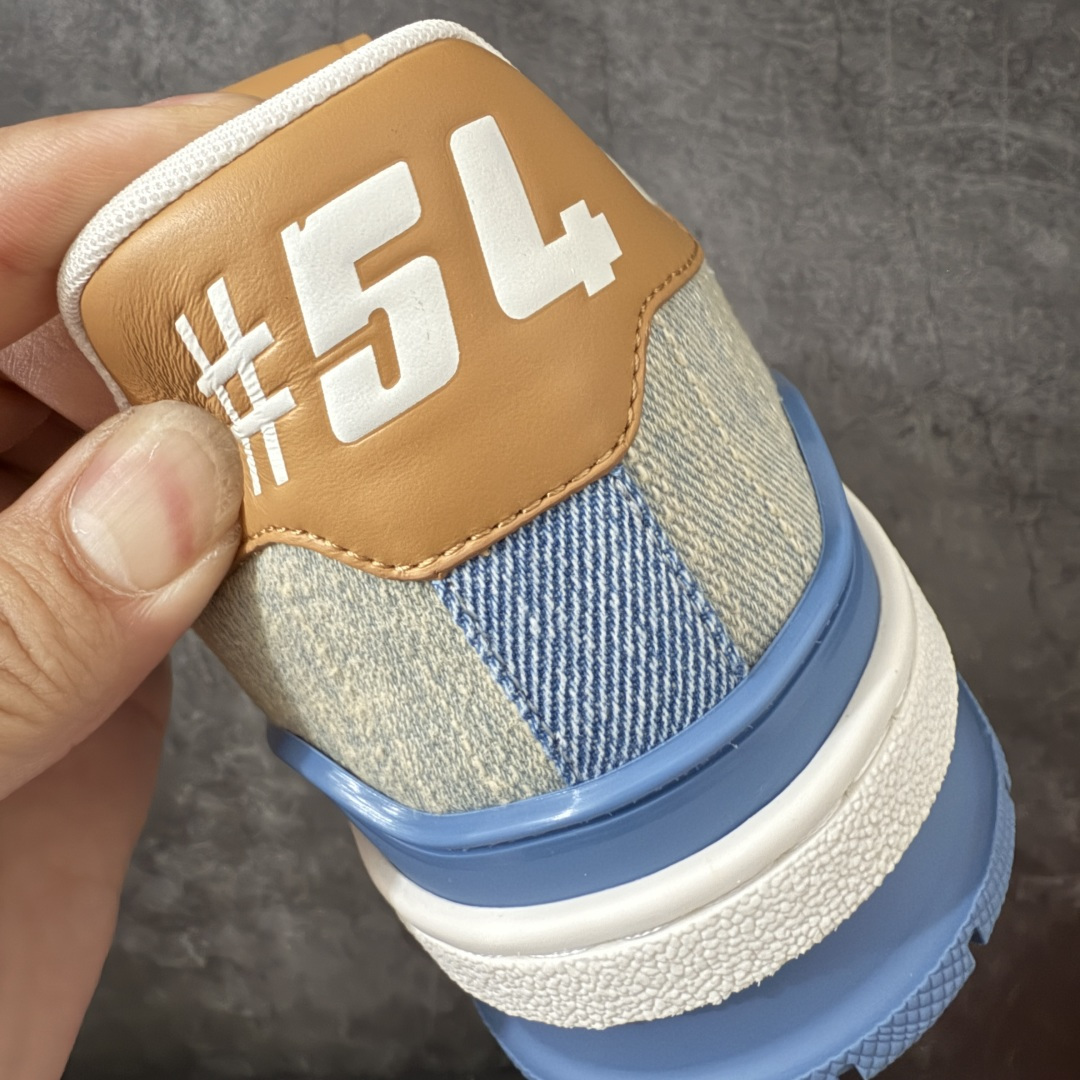 图片[2]-【佛山顶级超A版】Louis Vuitton LV Trainer系列 蓝牛仔 仓库现货 当天可取 私人订单 专柜混卖零售专供 所有配色均为购买原版复刻 整体版型 皮料 市场独一无二 后跟版型都可以自行对比[机智]吊打市场所有货 怒甩十条街，欢迎拿市场各大工厂的货来对比！ 鞋舌烫金超正 压印程度秒杀市面90%以上的高端货 新配色陆续开发出货 尺码：39-46-选品中心