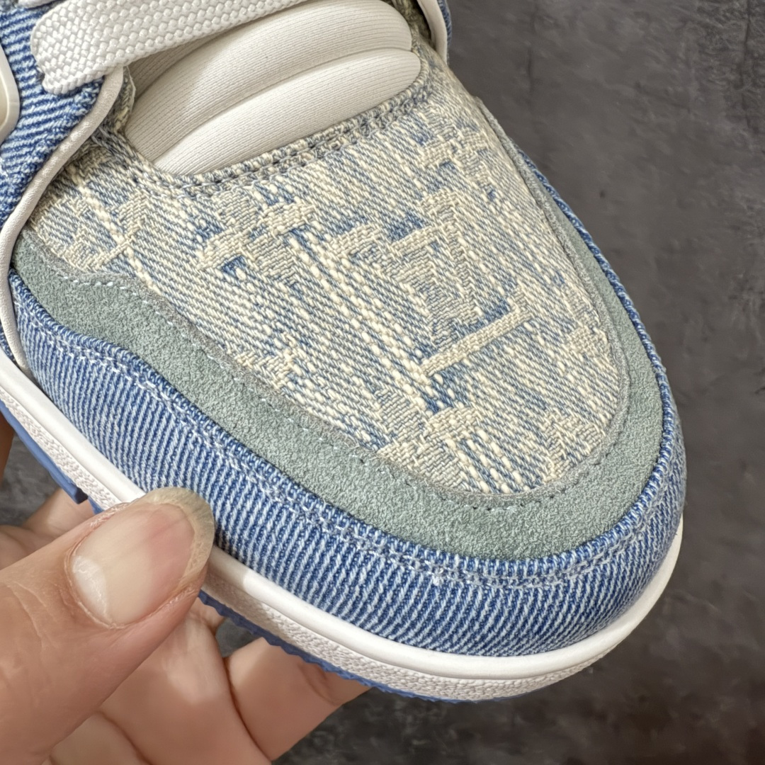 图片[5]-【佛山顶级超A版】Louis Vuitton LV Trainer系列 蓝牛仔 仓库现货 当天可取 私人订单 专柜混卖零售专供 所有配色均为购买原版复刻 整体版型 皮料 市场独一无二 后跟版型都可以自行对比[机智]吊打市场所有货 怒甩十条街，欢迎拿市场各大工厂的货来对比！ 鞋舌烫金超正 压印程度秒杀市面90%以上的高端货 新配色陆续开发出货 尺码：39-46-选品中心