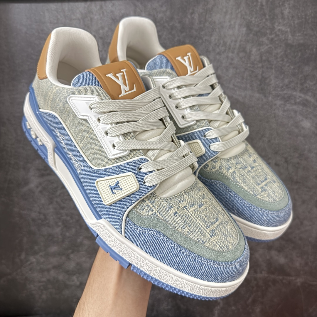 【佛山顶级超A版】Louis Vuitton LV Trainer系列 蓝牛仔 仓库现货 当天可取 私人订单 专柜混卖零售专供 所有配色均为购买原版复刻 整体版型 皮料 市场独一无二 后跟版型都可以自行对比[机智]吊打市场所有货 怒甩十条街，欢迎拿市场各大工厂的货来对比！ 鞋舌烫金超正 压印程度秒杀市面90%以上的高端货 新配色陆续开发出货 尺码：39-46-选品中心