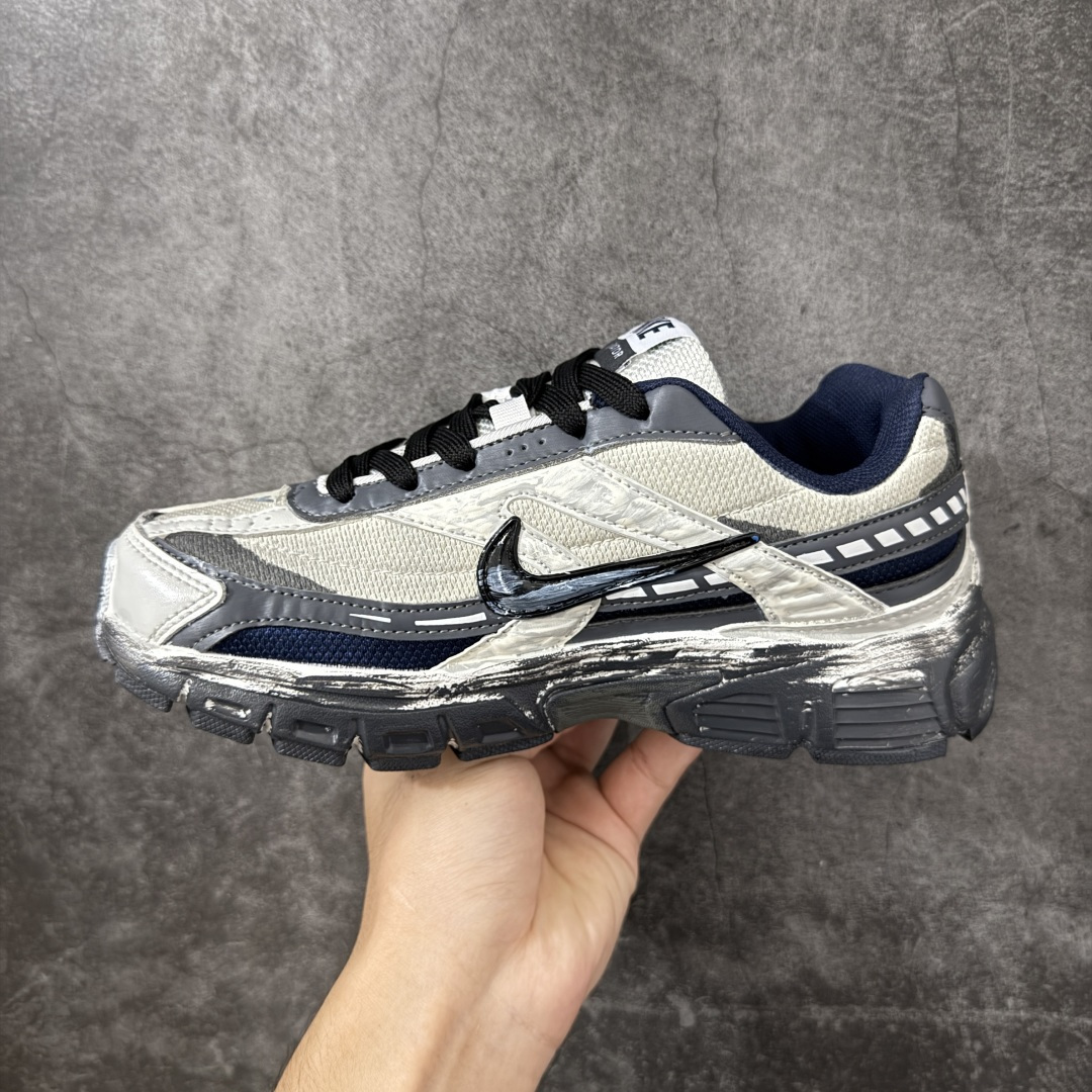 图片[2]-【手绘定制版】Nike V5 RNR 手工绘制恶作剧涂鸦 复古做旧 解构绑带 舒适百搭防滑耐磨 低帮跑步鞋 此款为人工手绘定制图案 原版基于Nike RNR 修改款 加以创意定制 完美品质做工 个性十足 原厂原档案数据开发 原盒包装 舒适有型适合日常穿着 该鞋款延续千禧年经典设计搭载泡绵中底厚实而轻盈 匠心细节巧搭立体耐克勾标志焕新演绎复古跑鞋 货号：394055-102 尺码：36-45带半码-选品中心