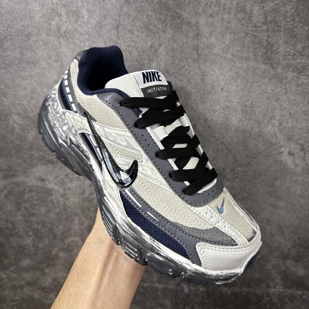 图片[3]-【手绘定制版】Nike V5 RNR 手工绘制恶作剧涂鸦 复古做旧 解构绑带 舒适百搭防滑耐磨 低帮跑步鞋 此款为人工手绘定制图案 原版基于Nike RNR 修改款 加以创意定制 完美品质做工 个性十足 原厂原档案数据开发 原盒包装 舒适有型适合日常穿着 该鞋款延续千禧年经典设计搭载泡绵中底厚实而轻盈 匠心细节巧搭立体耐克勾标志焕新演绎复古跑鞋 货号：394055-102 尺码：36-45带半码-选品中心