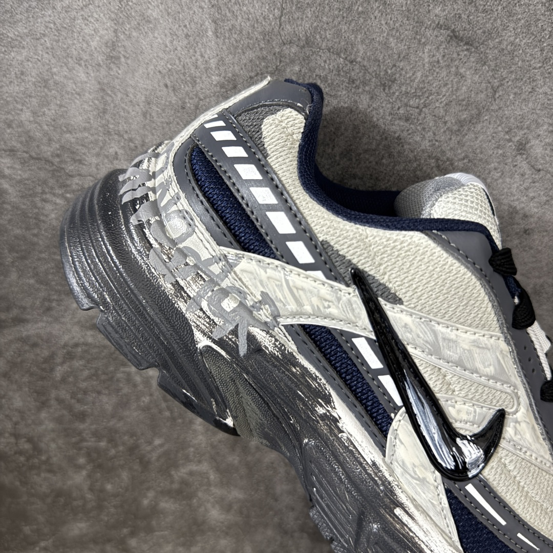 图片[7]-【手绘定制版】Nike V5 RNR 手工绘制恶作剧涂鸦 复古做旧 解构绑带 舒适百搭防滑耐磨 低帮跑步鞋 此款为人工手绘定制图案 原版基于Nike RNR 修改款 加以创意定制 完美品质做工 个性十足 原厂原档案数据开发 原盒包装 舒适有型适合日常穿着 该鞋款延续千禧年经典设计搭载泡绵中底厚实而轻盈 匠心细节巧搭立体耐克勾标志焕新演绎复古跑鞋 货号：394055-102 尺码：36-45带半码-选品中心