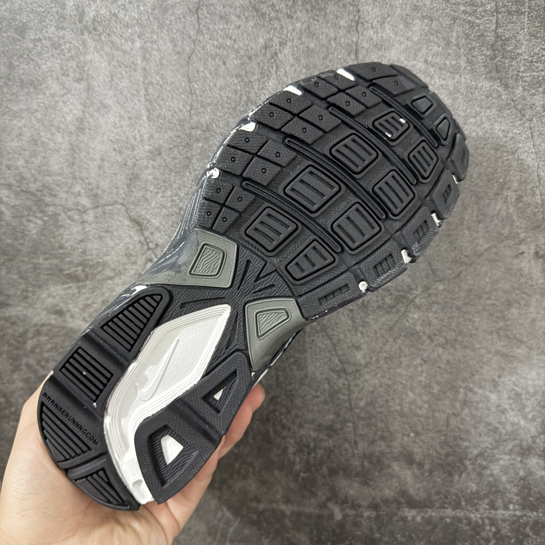 图片[9]-【手绘定制版】Nike V5 RNR 手工绘制恶作剧涂鸦 复古做旧 解构绑带 舒适百搭防滑耐磨 低帮跑步鞋 此款为人工手绘定制图案 原版基于Nike RNR 修改款 加以创意定制 完美品质做工 个性十足 原厂原档案数据开发 原盒包装 舒适有型适合日常穿着 该鞋款延续千禧年经典设计搭载泡绵中底厚实而轻盈 匠心细节巧搭立体耐克勾标志焕新演绎复古跑鞋 货号：394055-102 尺码：36-45带半码-选品中心
