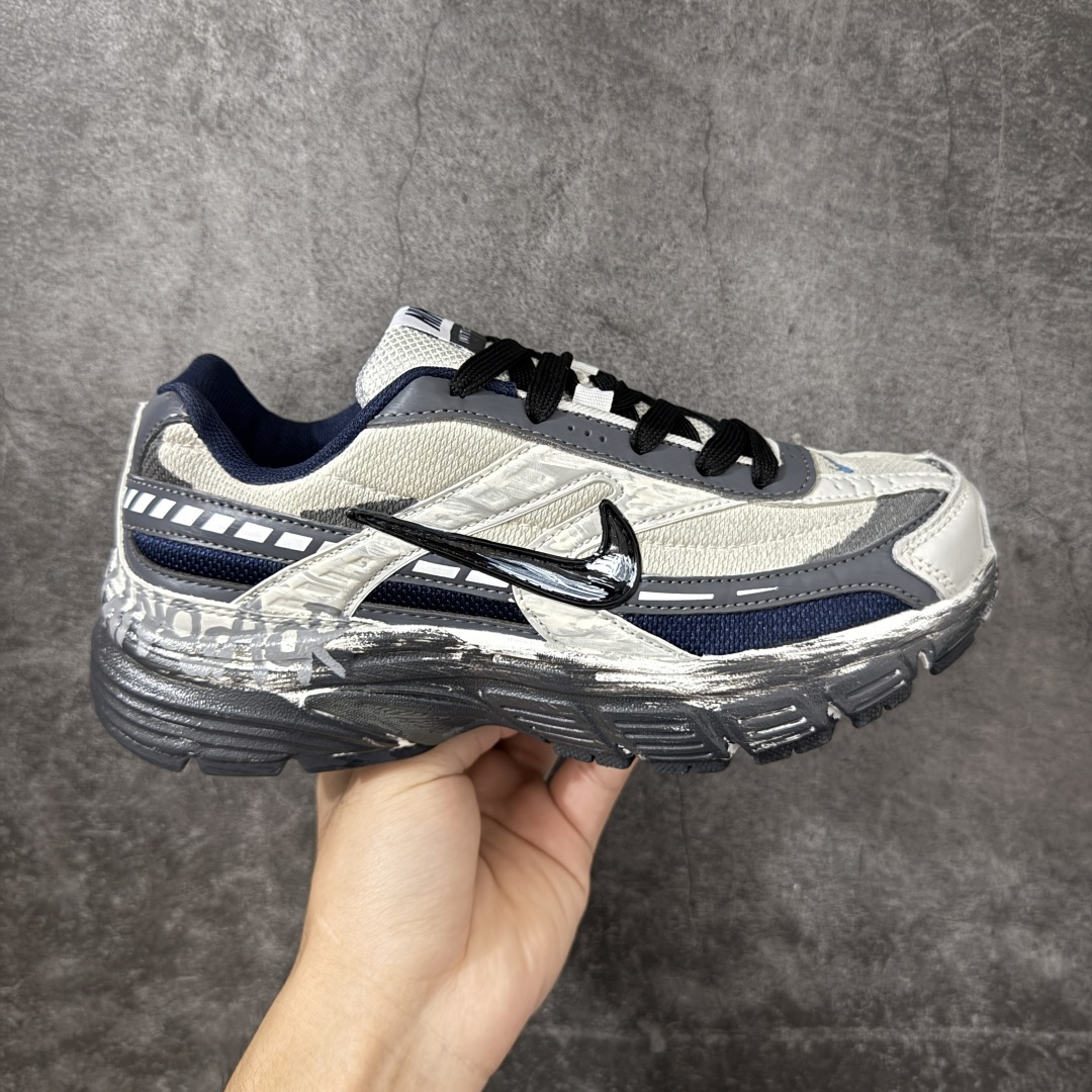 【手绘定制版】Nike V5 RNR 手工绘制恶作剧涂鸦 复古做旧 解构绑带 舒适百搭防滑耐磨 低帮跑步鞋 此款为人工手绘定制图案 原版基于Nike RNR 修改款 加以创意定制 完美品质做工 个性十足 原厂原档案数据开发 原盒包装 舒适有型适合日常穿着 该鞋款延续千禧年经典设计搭载泡绵中底厚实而轻盈 匠心细节巧搭立体耐克勾标志焕新演绎复古跑鞋 货号：394055-102 尺码：36-45带半码-选品中心