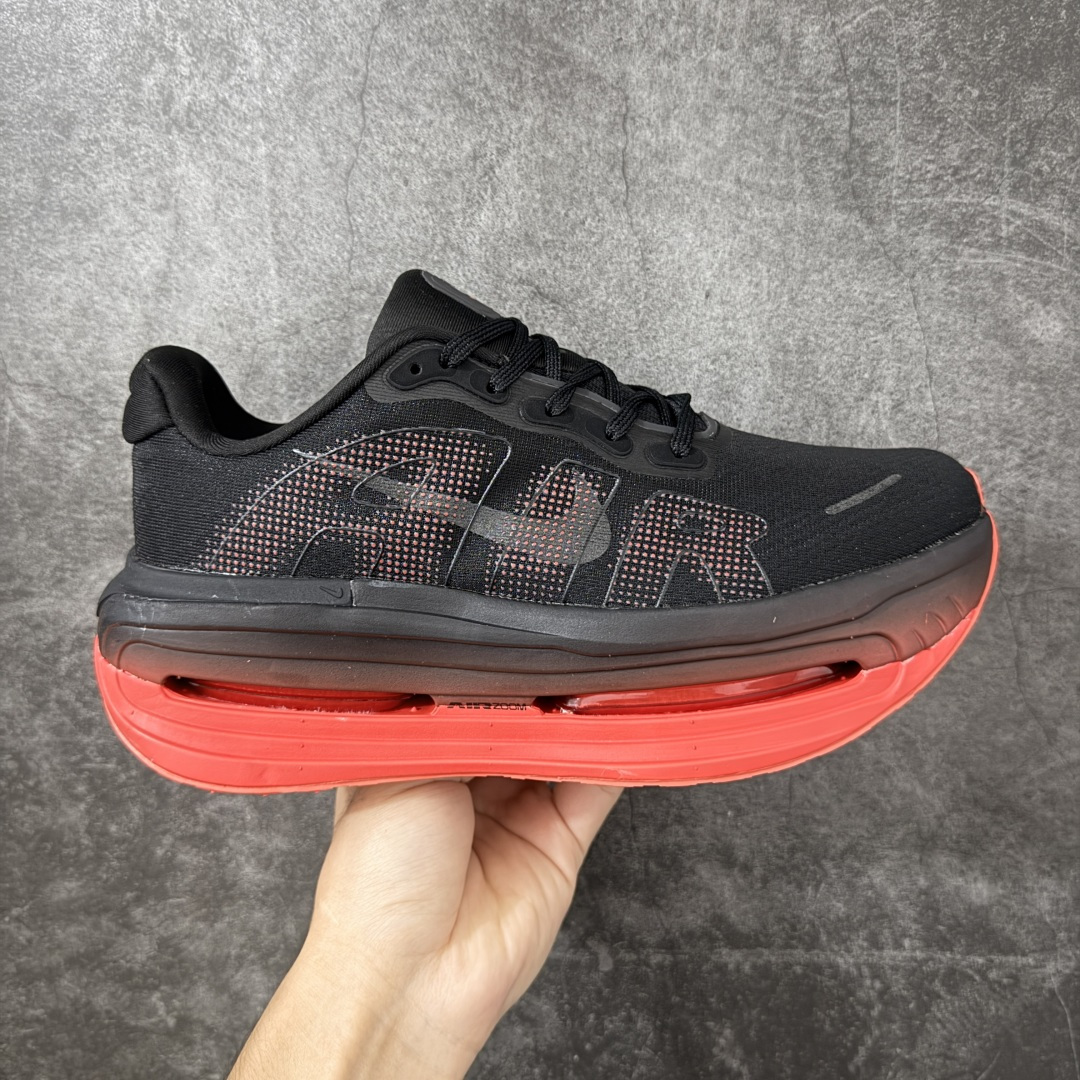 【公司级】Nike VOMERO PREMIUM 耐克 舒适减震防滑 低帮跑步鞋 全掌ReactX泡绵中底 前掌和后跟还配备了Air Zoom气垫单元 据说跑起来更快更舒适哦 这次最大的升级点 首次引入了ReactX泡绵 货号:HQ2050-002 尺码:39 40 40.5 41 42 42.5 43 44 45 46-选品中心