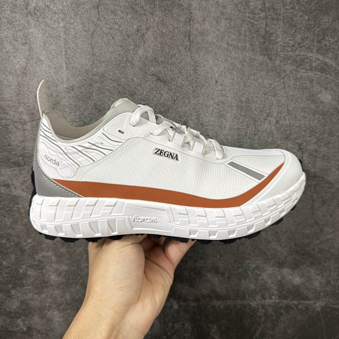 【AY纯原】ZEGNA x NORDA 001 M 杰尼亚 诺达 徒步山地碎石路 越野跑鞋系列！ 全新版本 大厂纯原 NORDA史上最轻量的越野竞速鞋款 Bio-Dyneema生物基纤维鞋面防撕耐磨且疏水，竞速场景减负显著。Vibram Megagrip Elite 超轻竞速大底提供顶级抓地力。100%Arnitel TPEE中底高回弹缓震，长距离脚感持续有力。偏宽鞋楦设计，适配正常足宽. 越野跑休闲跑步最佳选择。 尺码：36-46-选品中心