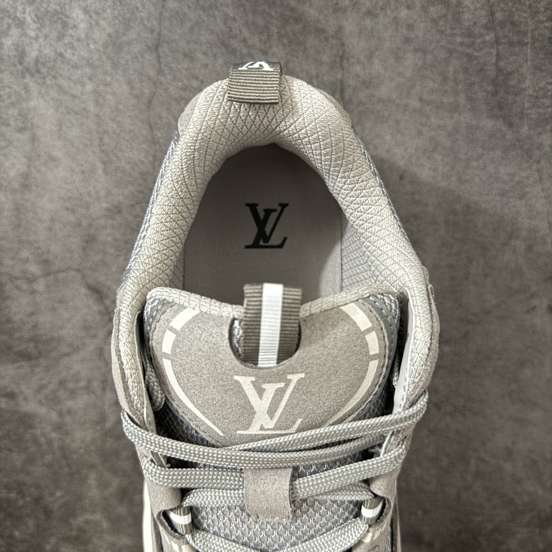图片[8]-【莞顶礼盒】Lv Tatic Runner Tatic Runner系列厚底老爹鞋，是品牌近年推出的复古运动风鞋款，主打街头潮流与日常穿搭结合的风格。鞋身侧面带有醒目的字母标识，后跟处印有\”VUITTON\”字样，辨识度拉满。采用锯齿状防滑橡胶大底，搭配加厚中底，自带增高效果的同时，也提供了优秀的抓地力和缓震性能，适配日常通勤、城市漫步等多种场景！ ■面料： 原版进口绒面皮革＋透气网眼 ■内里：原版定制透气网里 ■鞋底：原版开模双色TPU组合底 ■底厚：5CM ■尺码：38-45-选品中心