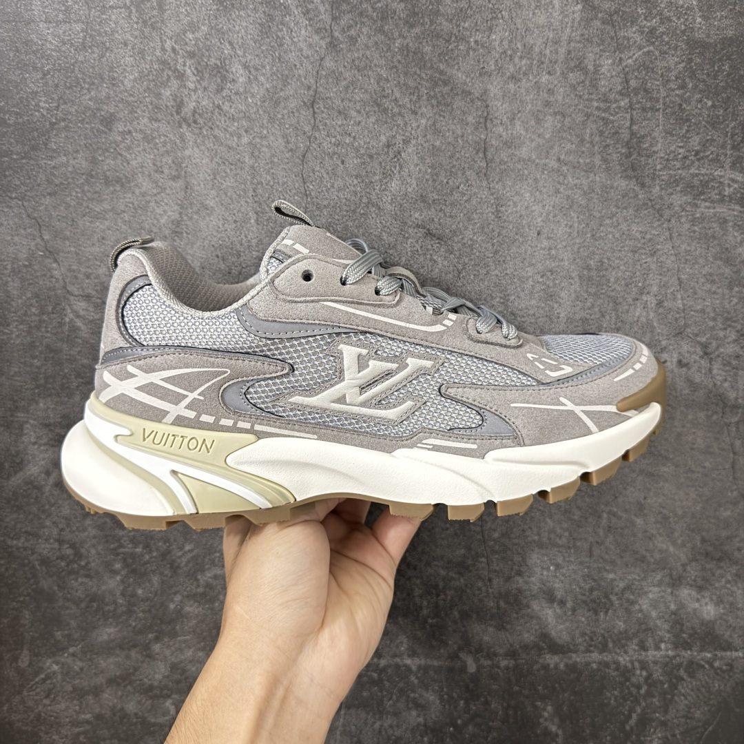 【莞顶礼盒】Lv Tatic Runner Tatic Runner系列厚底老爹鞋，是品牌近年推出的复古运动风鞋款，主打街头潮流与日常穿搭结合的风格。鞋身侧面带有醒目的字母标识，后跟处印有\”VUITTON\”字样，辨识度拉满。采用锯齿状防滑橡胶大底，搭配加厚中底，自带增高效果的同时，也提供了优秀的抓地力和缓震性能，适配日常通勤、城市漫步等多种场景！ ■面料： 原版进口绒面皮革＋透气网眼 ■内里：原版定制透气网里 ■鞋底：原版开模双色TPU组合底 ■底厚：5CM ■尺码：38-45-选品中心