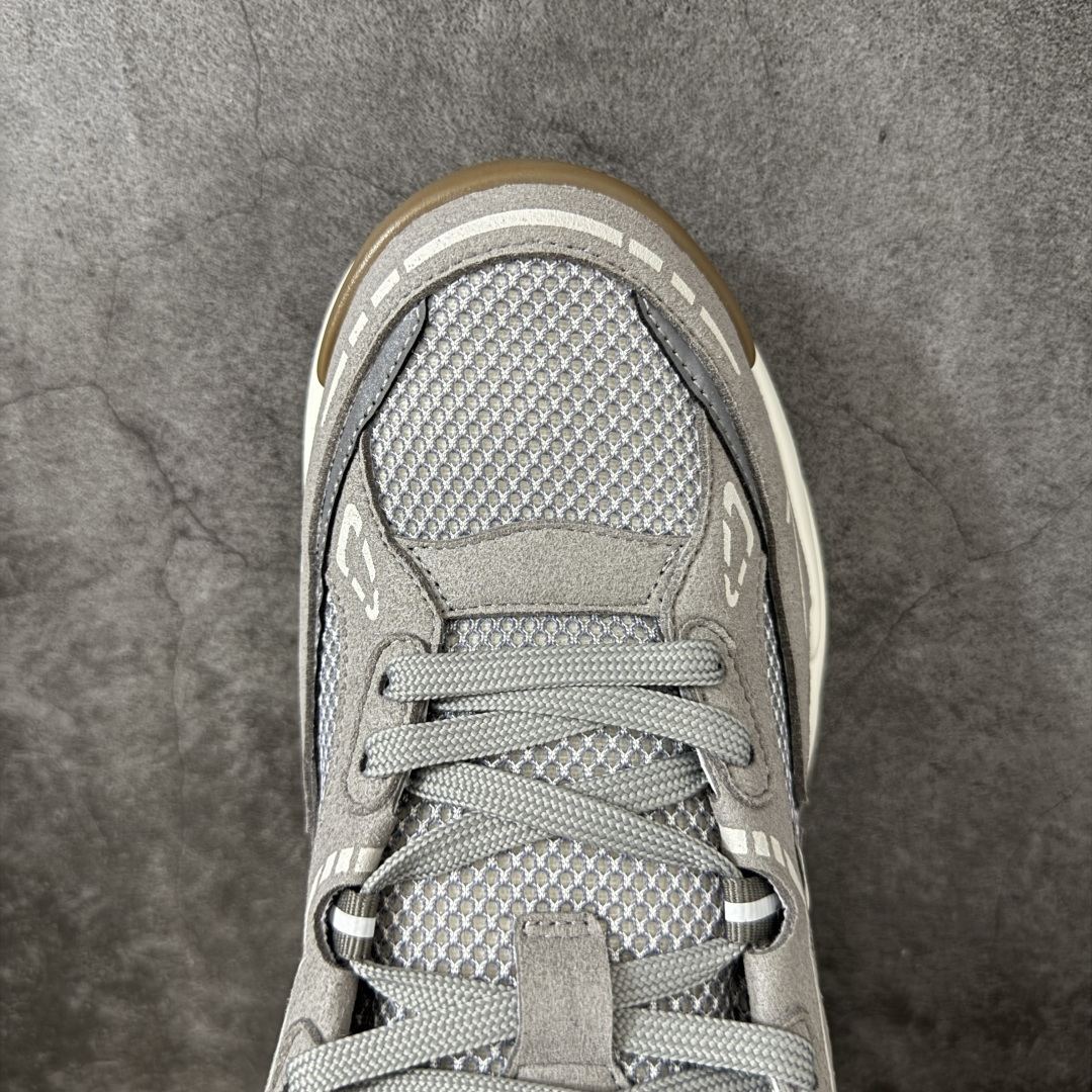 图片[5]-【莞顶礼盒】Lv Tatic Runner Tatic Runner系列厚底老爹鞋，是品牌近年推出的复古运动风鞋款，主打街头潮流与日常穿搭结合的风格。鞋身侧面带有醒目的字母标识，后跟处印有\”VUITTON\”字样，辨识度拉满。采用锯齿状防滑橡胶大底，搭配加厚中底，自带增高效果的同时，也提供了优秀的抓地力和缓震性能，适配日常通勤、城市漫步等多种场景！ ■面料： 原版进口绒面皮革＋透气网眼 ■内里：原版定制透气网里 ■鞋底：原版开模双色TPU组合底 ■底厚：5CM ■尺码：38-45-选品中心