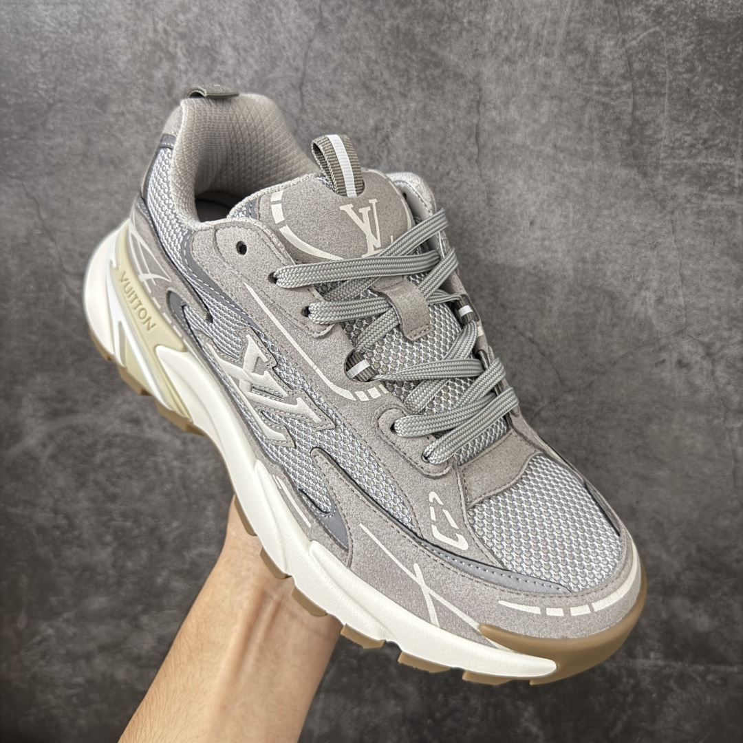 图片[3]-【莞顶礼盒】Lv Tatic Runner Tatic Runner系列厚底老爹鞋，是品牌近年推出的复古运动风鞋款，主打街头潮流与日常穿搭结合的风格。鞋身侧面带有醒目的字母标识，后跟处印有\”VUITTON\”字样，辨识度拉满。采用锯齿状防滑橡胶大底，搭配加厚中底，自带增高效果的同时，也提供了优秀的抓地力和缓震性能，适配日常通勤、城市漫步等多种场景！ ■面料： 原版进口绒面皮革＋透气网眼 ■内里：原版定制透气网里 ■鞋底：原版开模双色TPU组合底 ■底厚：5CM ■尺码：38-45-选品中心