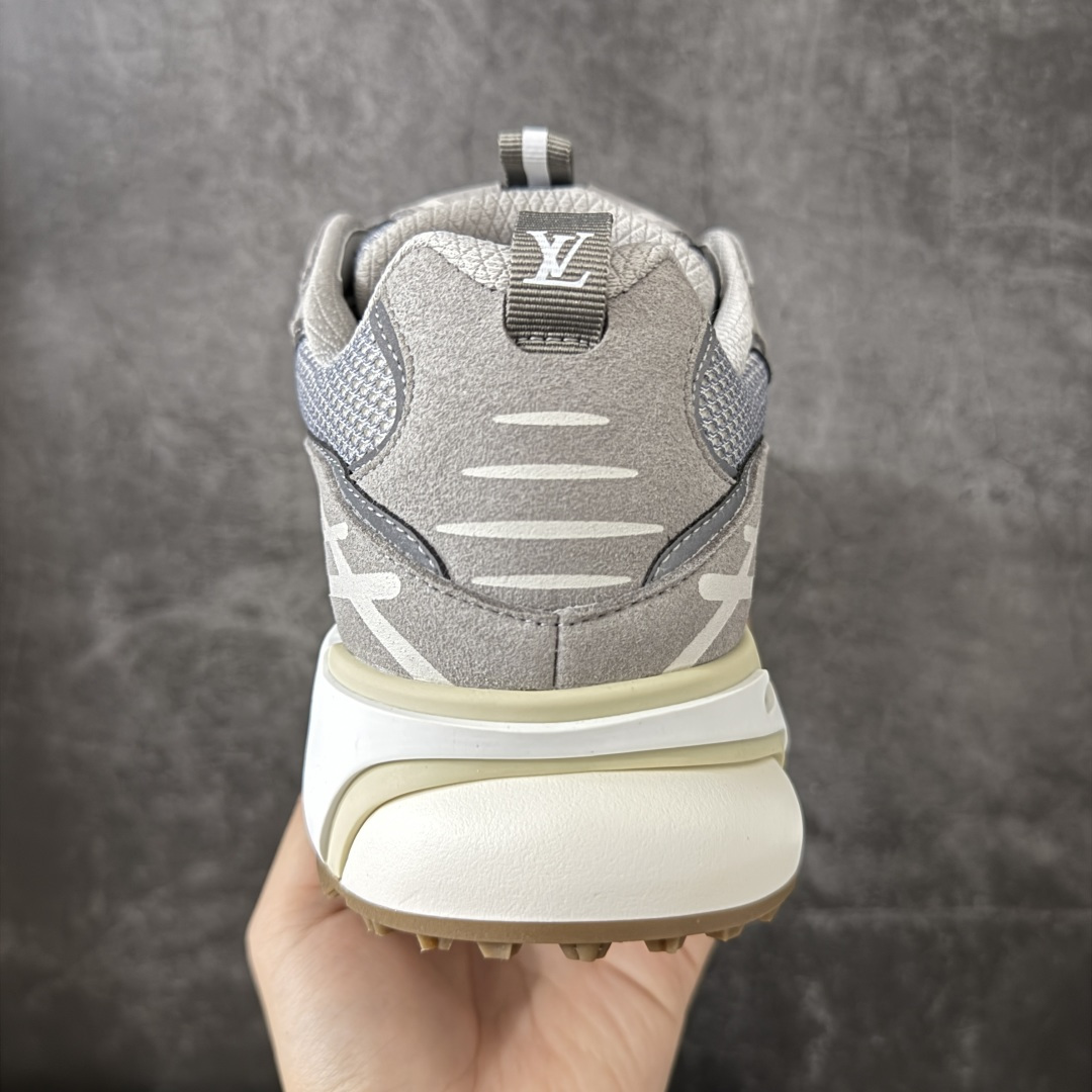 图片[4]-【莞顶礼盒】Lv Tatic Runner Tatic Runner系列厚底老爹鞋，是品牌近年推出的复古运动风鞋款，主打街头潮流与日常穿搭结合的风格。鞋身侧面带有醒目的字母标识，后跟处印有\”VUITTON\”字样，辨识度拉满。采用锯齿状防滑橡胶大底，搭配加厚中底，自带增高效果的同时，也提供了优秀的抓地力和缓震性能，适配日常通勤、城市漫步等多种场景！ ■面料： 原版进口绒面皮革＋透气网眼 ■内里：原版定制透气网里 ■鞋底：原版开模双色TPU组合底 ■底厚：5CM ■尺码：38-45-选品中心
