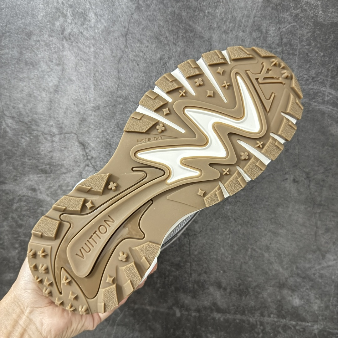图片[9]-【莞顶礼盒】Lv Tatic Runner Tatic Runner系列厚底老爹鞋，是品牌近年推出的复古运动风鞋款，主打街头潮流与日常穿搭结合的风格。鞋身侧面带有醒目的字母标识，后跟处印有\”VUITTON\”字样，辨识度拉满。采用锯齿状防滑橡胶大底，搭配加厚中底，自带增高效果的同时，也提供了优秀的抓地力和缓震性能，适配日常通勤、城市漫步等多种场景！ ■面料： 原版进口绒面皮革＋透气网眼 ■内里：原版定制透气网里 ■鞋底：原版开模双色TPU组合底 ■底厚：5CM ■尺码：38-45-选品中心