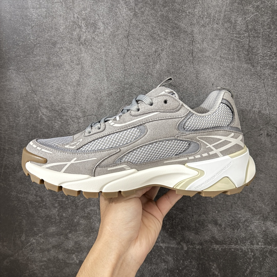 图片[2]-【莞顶礼盒】Lv Tatic Runner Tatic Runner系列厚底老爹鞋，是品牌近年推出的复古运动风鞋款，主打街头潮流与日常穿搭结合的风格。鞋身侧面带有醒目的字母标识，后跟处印有\”VUITTON\”字样，辨识度拉满。采用锯齿状防滑橡胶大底，搭配加厚中底，自带增高效果的同时，也提供了优秀的抓地力和缓震性能，适配日常通勤、城市漫步等多种场景！ ■面料： 原版进口绒面皮革＋透气网眼 ■内里：原版定制透气网里 ■鞋底：原版开模双色TPU组合底 ■底厚：5CM ■尺码：38-45-选品中心