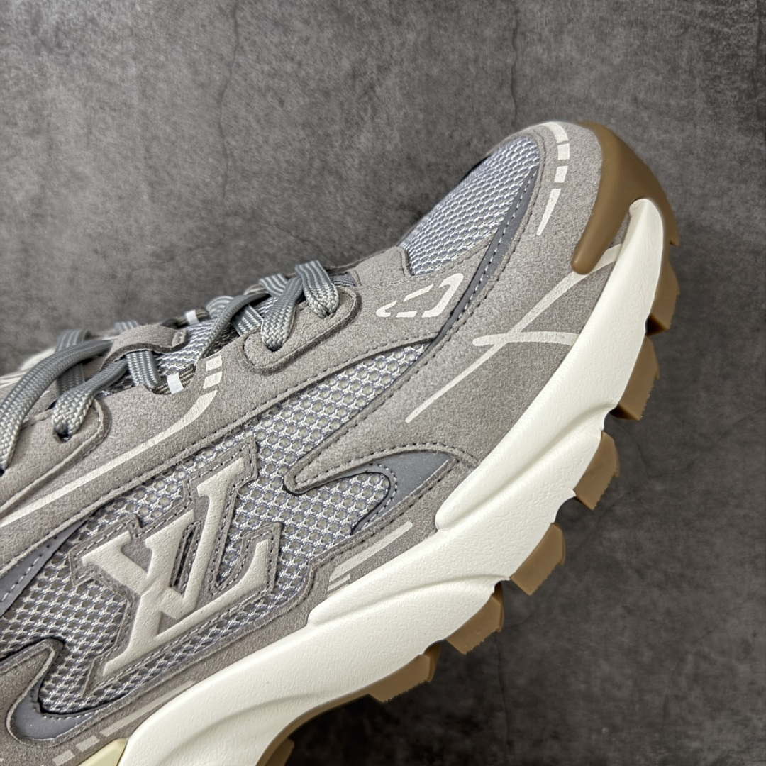 图片[6]-【莞顶礼盒】Lv Tatic Runner Tatic Runner系列厚底老爹鞋，是品牌近年推出的复古运动风鞋款，主打街头潮流与日常穿搭结合的风格。鞋身侧面带有醒目的字母标识，后跟处印有\”VUITTON\”字样，辨识度拉满。采用锯齿状防滑橡胶大底，搭配加厚中底，自带增高效果的同时，也提供了优秀的抓地力和缓震性能，适配日常通勤、城市漫步等多种场景！ ■面料： 原版进口绒面皮革＋透气网眼 ■内里：原版定制透气网里 ■鞋底：原版开模双色TPU组合底 ■底厚：5CM ■尺码：38-45-选品中心