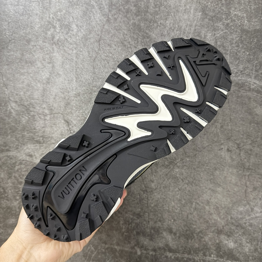 图片[9]-【莞顶礼盒】Lv Tatic Runner Tatic Runner系列厚底老爹鞋，是品牌近年推出的复古运动风鞋款，主打街头潮流与日常穿搭结合的风格。鞋身侧面带有醒目的字母标识，后跟处印有\”VUITTON\”字样，辨识度拉满。采用锯齿状防滑橡胶大底，搭配加厚中底，自带增高效果的同时，也提供了优秀的抓地力和缓震性能，适配日常通勤、城市漫步等多种场景！ ■面料： 原版进口绒面皮革＋透气网眼 ■内里：原版定制透气网里 ■鞋底：原版开模双色TPU组合底 ■底厚：5CM ■尺码：38-45-选品中心