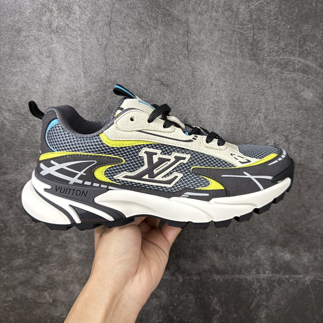 【莞顶礼盒】Lv Tatic Runner Tatic Runner系列厚底老爹鞋，是品牌近年推出的复古运动风鞋款，主打街头潮流与日常穿搭结合的风格。鞋身侧面带有醒目的字母标识，后跟处印有\”VUITTON\”字样，辨识度拉满。采用锯齿状防滑橡胶大底，搭配加厚中底，自带增高效果的同时，也提供了优秀的抓地力和缓震性能，适配日常通勤、城市漫步等多种场景！ ■面料： 原版进口绒面皮革＋透气网眼 ■内里：原版定制透气网里 ■鞋底：原版开模双色TPU组合底 ■底厚：5CM ■尺码：38-45-选品中心
