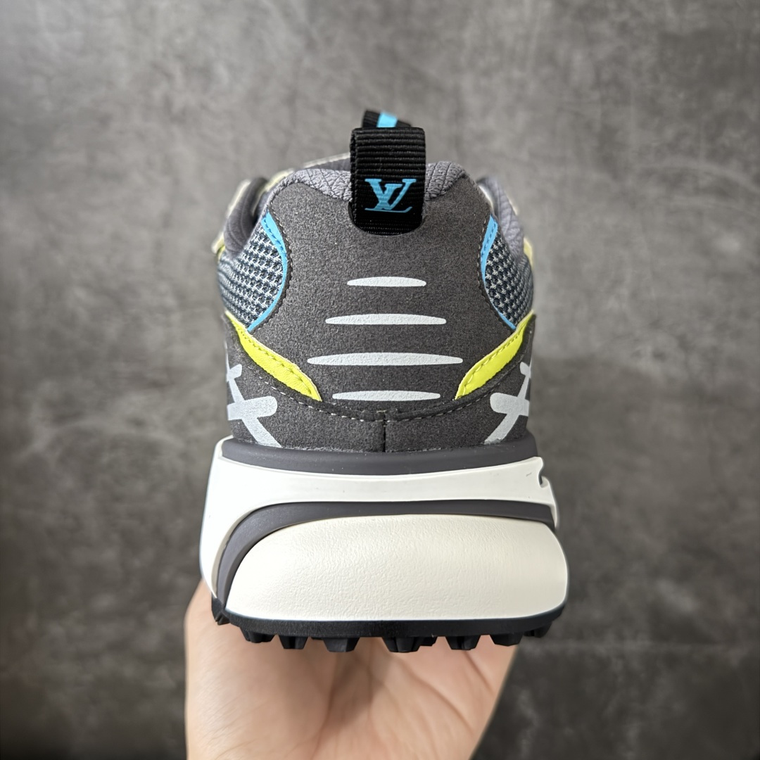 图片[4]-【莞顶礼盒】Lv Tatic Runner Tatic Runner系列厚底老爹鞋，是品牌近年推出的复古运动风鞋款，主打街头潮流与日常穿搭结合的风格。鞋身侧面带有醒目的字母标识，后跟处印有\”VUITTON\”字样，辨识度拉满。采用锯齿状防滑橡胶大底，搭配加厚中底，自带增高效果的同时，也提供了优秀的抓地力和缓震性能，适配日常通勤、城市漫步等多种场景！ ■面料： 原版进口绒面皮革＋透气网眼 ■内里：原版定制透气网里 ■鞋底：原版开模双色TPU组合底 ■底厚：5CM ■尺码：38-45-选品中心