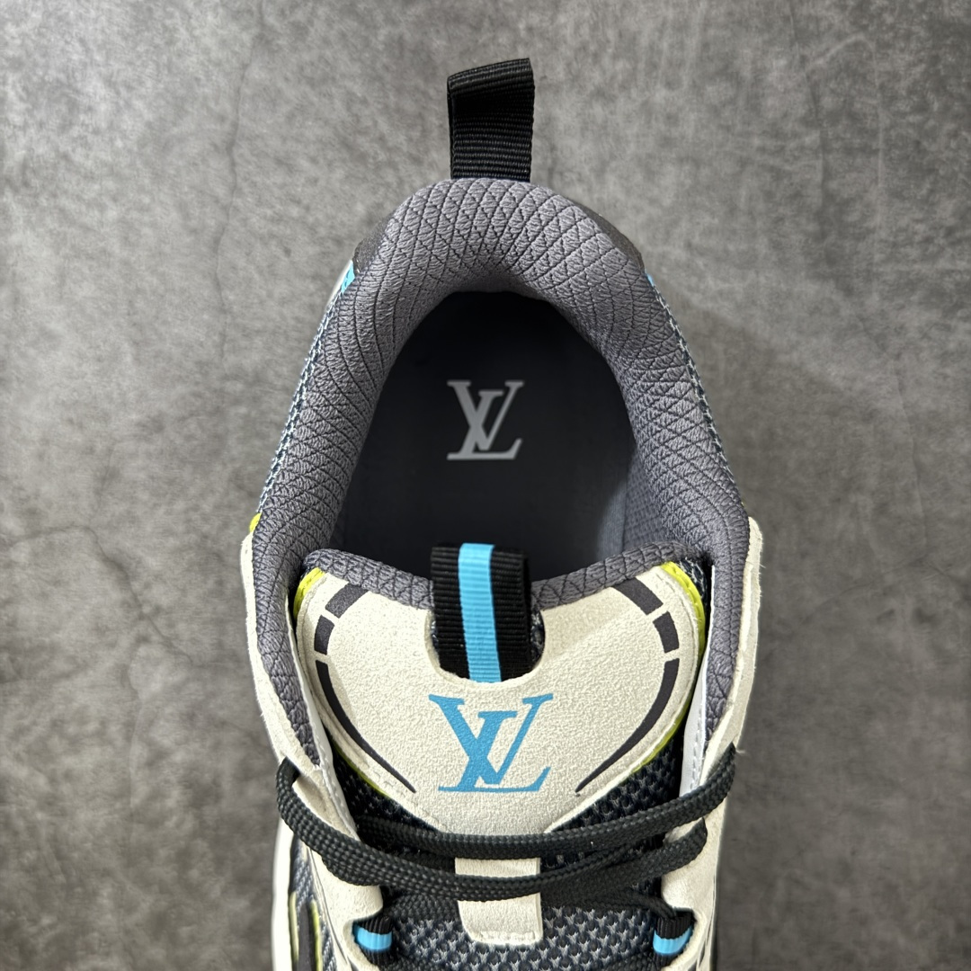 图片[8]-【莞顶礼盒】Lv Tatic Runner Tatic Runner系列厚底老爹鞋，是品牌近年推出的复古运动风鞋款，主打街头潮流与日常穿搭结合的风格。鞋身侧面带有醒目的字母标识，后跟处印有\”VUITTON\”字样，辨识度拉满。采用锯齿状防滑橡胶大底，搭配加厚中底，自带增高效果的同时，也提供了优秀的抓地力和缓震性能，适配日常通勤、城市漫步等多种场景！ ■面料： 原版进口绒面皮革＋透气网眼 ■内里：原版定制透气网里 ■鞋底：原版开模双色TPU组合底 ■底厚：5CM ■尺码：38-45-选品中心