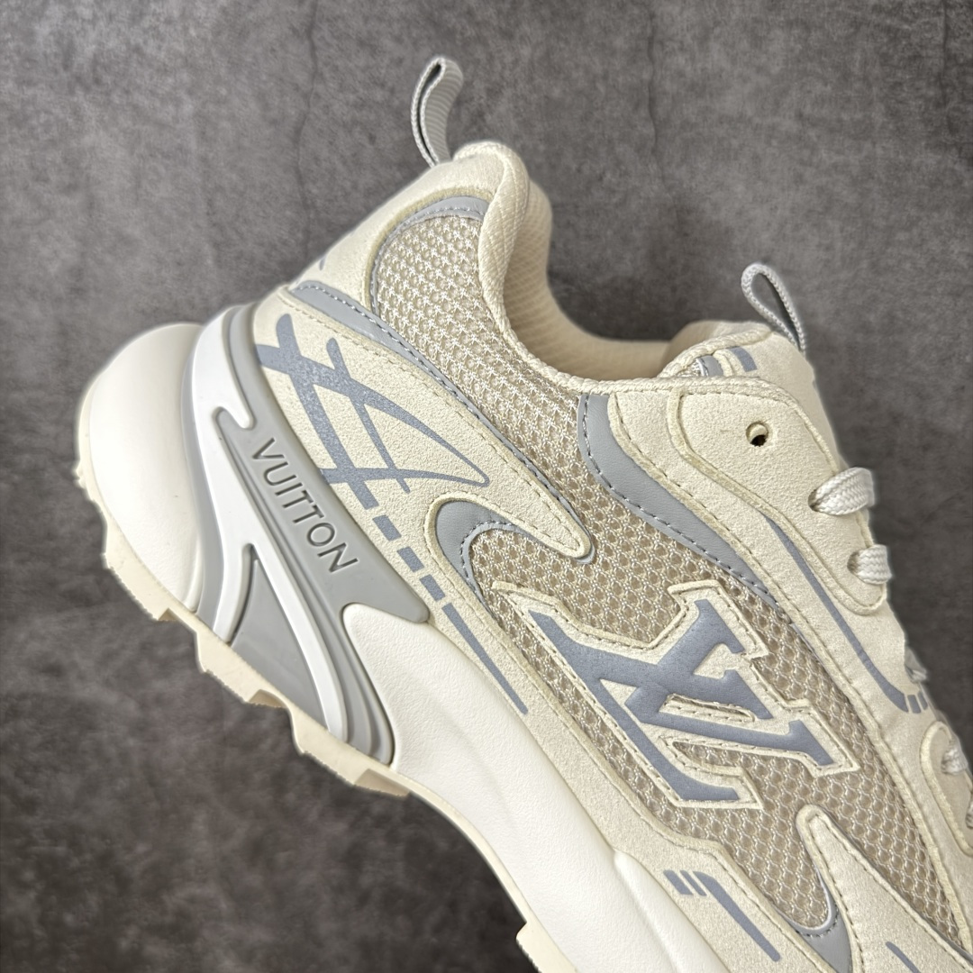 图片[7]-【莞顶礼盒】Lv Tatic Runner Tatic Runner系列厚底老爹鞋，是品牌近年推出的复古运动风鞋款，主打街头潮流与日常穿搭结合的风格。鞋身侧面带有醒目的字母标识，后跟处印有\”VUITTON\”字样，辨识度拉满。采用锯齿状防滑橡胶大底，搭配加厚中底，自带增高效果的同时，也提供了优秀的抓地力和缓震性能，适配日常通勤、城市漫步等多种场景！ ■面料： 原版进口绒面皮革＋透气网眼 ■内里：原版定制透气网里 ■鞋底：原版开模双色TPU组合底 ■底厚：5CM ■尺码：38-45-选品中心