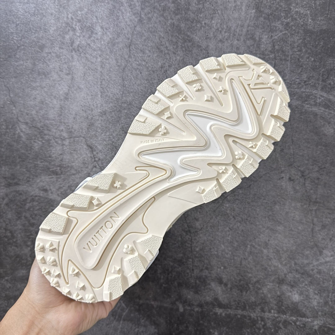 图片[9]-【莞顶礼盒】Lv Tatic Runner Tatic Runner系列厚底老爹鞋，是品牌近年推出的复古运动风鞋款，主打街头潮流与日常穿搭结合的风格。鞋身侧面带有醒目的字母标识，后跟处印有\”VUITTON\”字样，辨识度拉满。采用锯齿状防滑橡胶大底，搭配加厚中底，自带增高效果的同时，也提供了优秀的抓地力和缓震性能，适配日常通勤、城市漫步等多种场景！ ■面料： 原版进口绒面皮革＋透气网眼 ■内里：原版定制透气网里 ■鞋底：原版开模双色TPU组合底 ■底厚：5CM ■尺码：38-45-选品中心