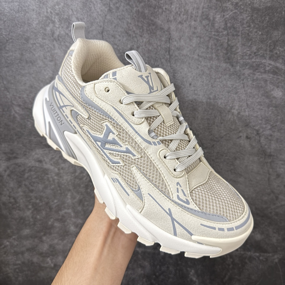 图片[3]-【莞顶礼盒】Lv Tatic Runner Tatic Runner系列厚底老爹鞋，是品牌近年推出的复古运动风鞋款，主打街头潮流与日常穿搭结合的风格。鞋身侧面带有醒目的字母标识，后跟处印有\”VUITTON\”字样，辨识度拉满。采用锯齿状防滑橡胶大底，搭配加厚中底，自带增高效果的同时，也提供了优秀的抓地力和缓震性能，适配日常通勤、城市漫步等多种场景！ ■面料： 原版进口绒面皮革＋透气网眼 ■内里：原版定制透气网里 ■鞋底：原版开模双色TPU组合底 ■底厚：5CM ■尺码：38-45-选品中心