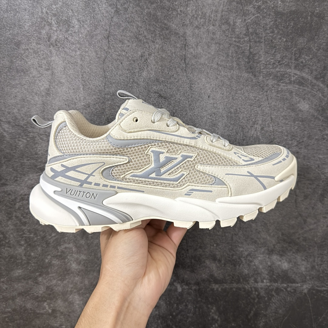 【莞顶礼盒】Lv Tatic Runner Tatic Runner系列厚底老爹鞋，是品牌近年推出的复古运动风鞋款，主打街头潮流与日常穿搭结合的风格。鞋身侧面带有醒目的字母标识，后跟处印有\”VUITTON\”字样，辨识度拉满。采用锯齿状防滑橡胶大底，搭配加厚中底，自带增高效果的同时，也提供了优秀的抓地力和缓震性能，适配日常通勤、城市漫步等多种场景！ ■面料： 原版进口绒面皮革＋透气网眼 ■内里：原版定制透气网里 ■鞋底：原版开模双色TPU组合底 ■底厚：5CM ■尺码：38-45-选品中心