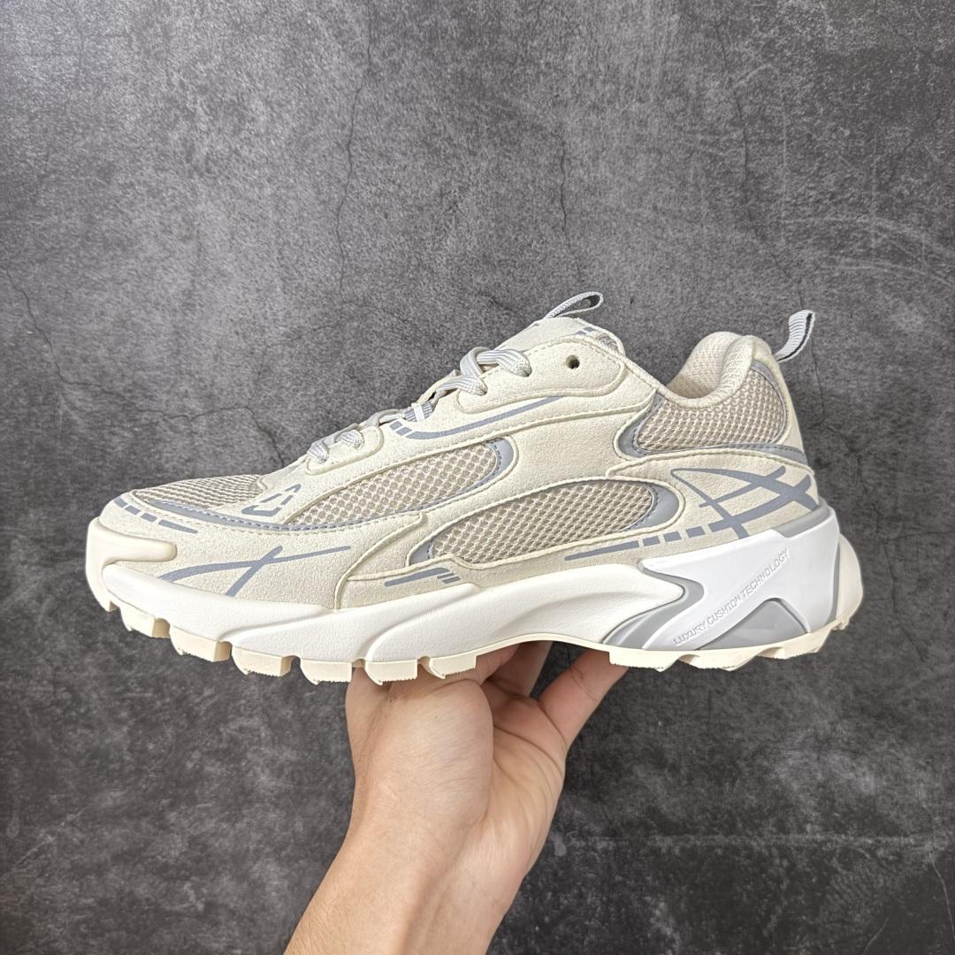 图片[2]-【莞顶礼盒】Lv Tatic Runner Tatic Runner系列厚底老爹鞋，是品牌近年推出的复古运动风鞋款，主打街头潮流与日常穿搭结合的风格。鞋身侧面带有醒目的字母标识，后跟处印有\”VUITTON\”字样，辨识度拉满。采用锯齿状防滑橡胶大底，搭配加厚中底，自带增高效果的同时，也提供了优秀的抓地力和缓震性能，适配日常通勤、城市漫步等多种场景！ ■面料： 原版进口绒面皮革＋透气网眼 ■内里：原版定制透气网里 ■鞋底：原版开模双色TPU组合底 ■底厚：5CM ■尺码：38-45-选品中心