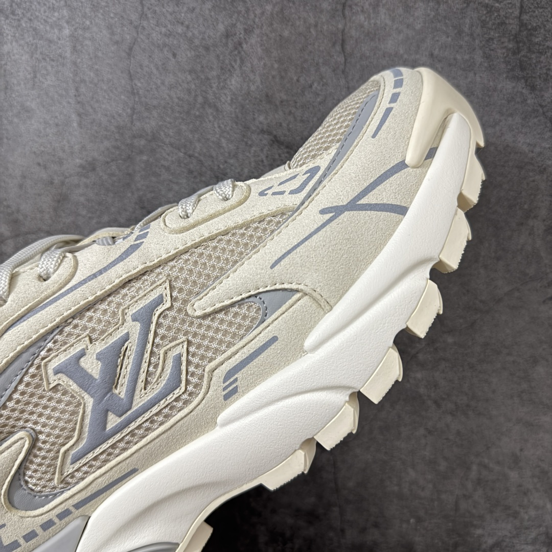 图片[6]-【莞顶礼盒】Lv Tatic Runner Tatic Runner系列厚底老爹鞋，是品牌近年推出的复古运动风鞋款，主打街头潮流与日常穿搭结合的风格。鞋身侧面带有醒目的字母标识，后跟处印有\”VUITTON\”字样，辨识度拉满。采用锯齿状防滑橡胶大底，搭配加厚中底，自带增高效果的同时，也提供了优秀的抓地力和缓震性能，适配日常通勤、城市漫步等多种场景！ ■面料： 原版进口绒面皮革＋透气网眼 ■内里：原版定制透气网里 ■鞋底：原版开模双色TPU组合底 ■底厚：5CM ■尺码：38-45-选品中心