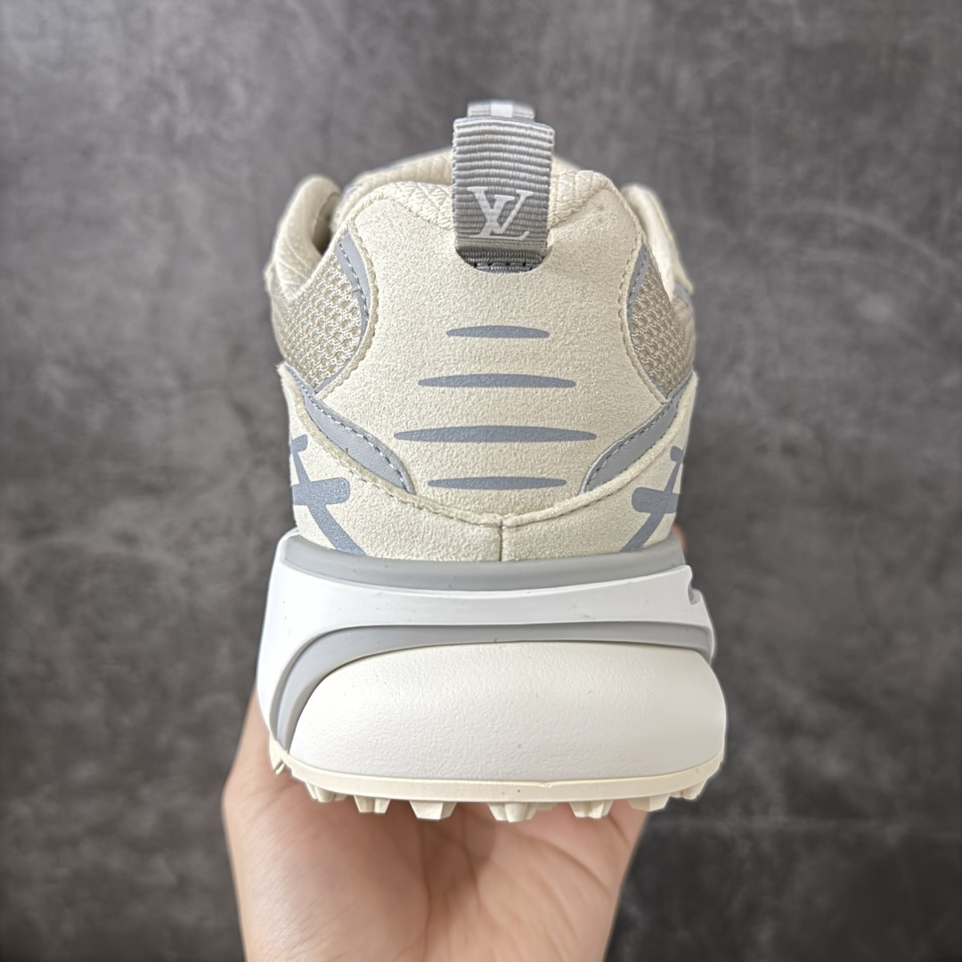 图片[4]-【莞顶礼盒】Lv Tatic Runner Tatic Runner系列厚底老爹鞋，是品牌近年推出的复古运动风鞋款，主打街头潮流与日常穿搭结合的风格。鞋身侧面带有醒目的字母标识，后跟处印有\”VUITTON\”字样，辨识度拉满。采用锯齿状防滑橡胶大底，搭配加厚中底，自带增高效果的同时，也提供了优秀的抓地力和缓震性能，适配日常通勤、城市漫步等多种场景！ ■面料： 原版进口绒面皮革＋透气网眼 ■内里：原版定制透气网里 ■鞋底：原版开模双色TPU组合底 ■底厚：5CM ■尺码：38-45-选品中心
