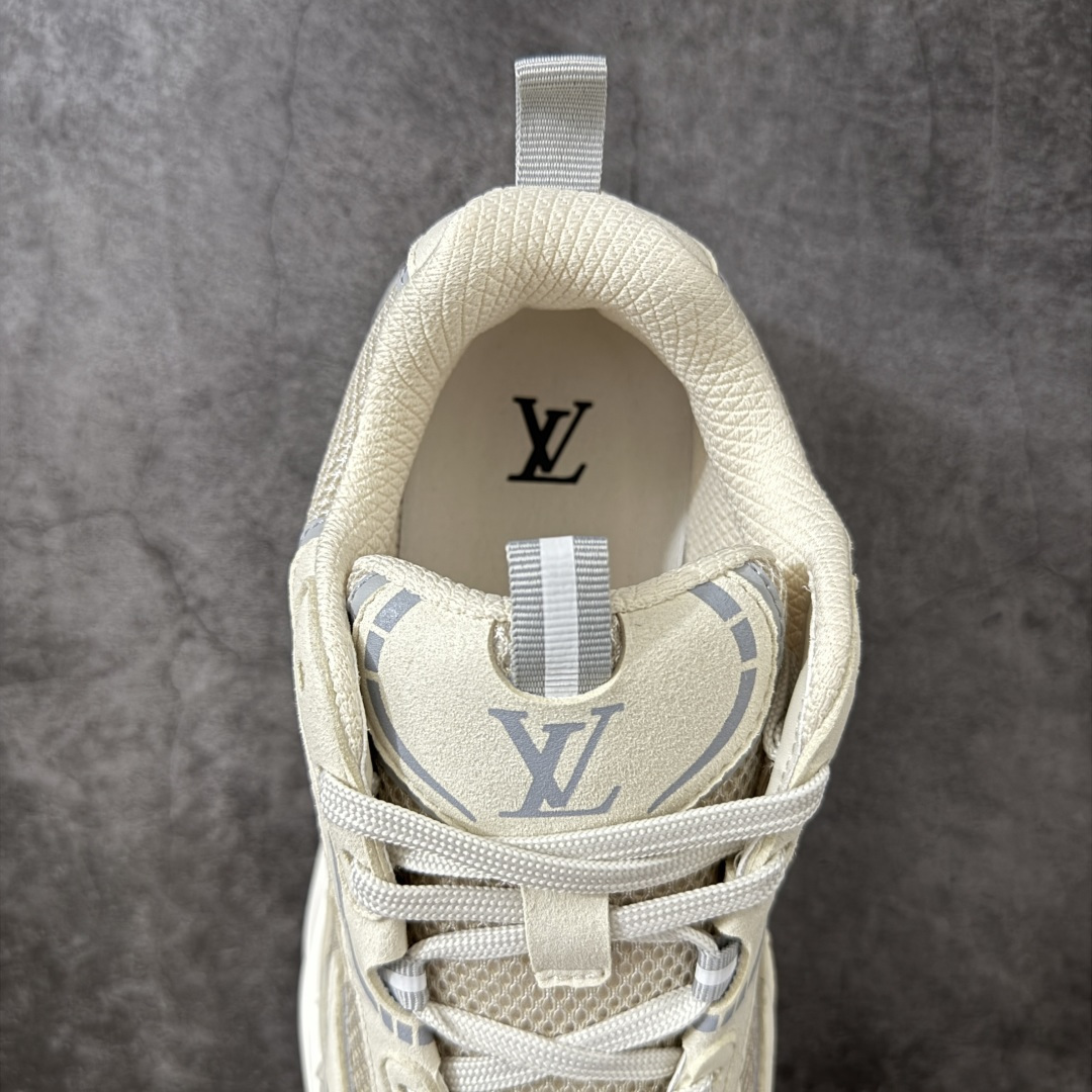 图片[8]-【莞顶礼盒】Lv Tatic Runner Tatic Runner系列厚底老爹鞋，是品牌近年推出的复古运动风鞋款，主打街头潮流与日常穿搭结合的风格。鞋身侧面带有醒目的字母标识，后跟处印有\”VUITTON\”字样，辨识度拉满。采用锯齿状防滑橡胶大底，搭配加厚中底，自带增高效果的同时，也提供了优秀的抓地力和缓震性能，适配日常通勤、城市漫步等多种场景！ ■面料： 原版进口绒面皮革＋透气网眼 ■内里：原版定制透气网里 ■鞋底：原版开模双色TPU组合底 ■底厚：5CM ■尺码：38-45-选品中心