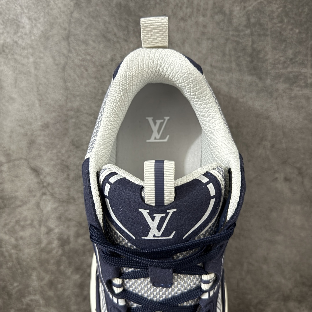 图片[8]-【莞顶礼盒】Lv Tatic Runner Tatic Runner系列厚底老爹鞋，是品牌近年推出的复古运动风鞋款，主打街头潮流与日常穿搭结合的风格。鞋身侧面带有醒目的字母标识，后跟处印有\”VUITTON\”字样，辨识度拉满。采用锯齿状防滑橡胶大底，搭配加厚中底，自带增高效果的同时，也提供了优秀的抓地力和缓震性能，适配日常通勤、城市漫步等多种场景！ ■面料： 原版进口绒面皮革＋透气网眼 ■内里：原版定制透气网里 ■鞋底：原版开模双色TPU组合底 ■底厚：5CM ■尺码：38-45-选品中心