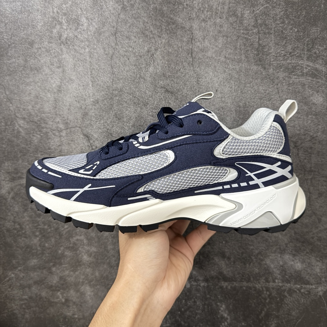图片[2]-【莞顶礼盒】Lv Tatic Runner Tatic Runner系列厚底老爹鞋，是品牌近年推出的复古运动风鞋款，主打街头潮流与日常穿搭结合的风格。鞋身侧面带有醒目的字母标识，后跟处印有\”VUITTON\”字样，辨识度拉满。采用锯齿状防滑橡胶大底，搭配加厚中底，自带增高效果的同时，也提供了优秀的抓地力和缓震性能，适配日常通勤、城市漫步等多种场景！ ■面料： 原版进口绒面皮革＋透气网眼 ■内里：原版定制透气网里 ■鞋底：原版开模双色TPU组合底 ■底厚：5CM ■尺码：38-45-选品中心