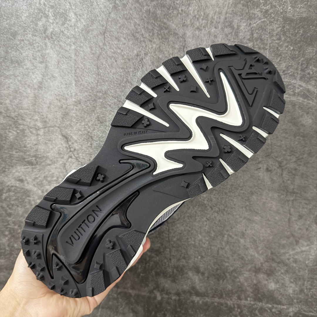 图片[9]-【莞顶礼盒】Lv Tatic Runner Tatic Runner系列厚底老爹鞋，是品牌近年推出的复古运动风鞋款，主打街头潮流与日常穿搭结合的风格。鞋身侧面带有醒目的字母标识，后跟处印有\”VUITTON\”字样，辨识度拉满。采用锯齿状防滑橡胶大底，搭配加厚中底，自带增高效果的同时，也提供了优秀的抓地力和缓震性能，适配日常通勤、城市漫步等多种场景！ ■面料： 原版进口绒面皮革＋透气网眼 ■内里：原版定制透气网里 ■鞋底：原版开模双色TPU组合底 ■底厚：5CM ■尺码：38-45-选品中心